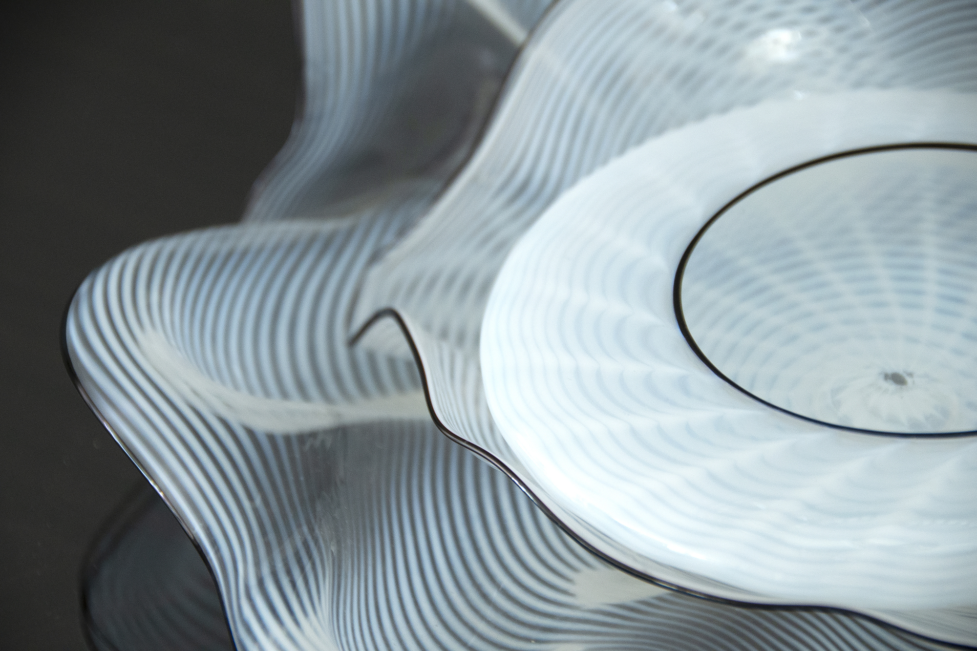 DALE CHIHULY - White Seaform with Black Lip Wraps DALE CHIHULY - White Seaform with Black Lip Wraps - blown glass - 5 x 11 1/4 x 9 1/2 in.