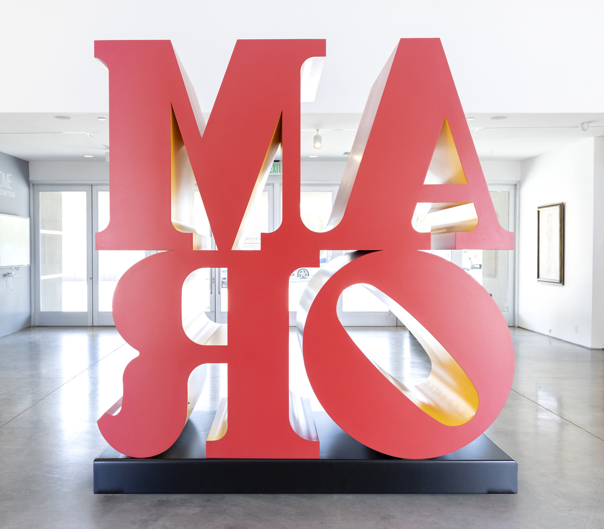 ROBERT INDIANA - AMOR (Red Yellow) לא קשה להבין כיצד הסידור המבריק בן שתי השורות של רוברט אינדיאנה בן ארבע האותיות סייע להעצים תנועה בשנות השישים. מקורו בחשיפה עמוקה לדת ומהחבר והמנטור אלסוורת' קלי, שסגנונו הקשוח וצבעו החושני וחסר המבטא הותירו רושם עז. אבל כמו שאינדיאנה קרא, זה היה רגע של נשיקה שקרה בדיוק כש"אהבה נשכה אותי!" והעיצוב הגיע אליו חד וממוקד. אינדיאנה, כמובן, העבירה את העיצוב בצעדים רבים, ואז הלוגו החל לנבוט בכל מקום. המסר, המועבר בצורה הטובה ביותר בפיסול, עומד בערים ברחבי העולם ותורגם למספר שפות, שאחת מהן היא האיטרציה האיטלקית שלו, "אמור" עם האות "O" המקרית שלו גם היא מוטה ימינה. אבל במקום להיבעט ברגל של "L", גרסה זו מעניקה אפקט מתנודד מבוים להפליא ל "A" לעיל. זה נותן רושם חדש, אבל לא פחות עמוק, של אהבה וטבעה הטעון רגשית. בכל מקרה, האות O המוטה של לאב מקנה חוסר יציבות לעיצוב יציב אחרת, השלכה עמוקה של הביקורת המובלעת של אינדיאנה על "הסנטימנטליות החלולה לעתים קרובות הקשורה במילה, המרמזת באופן מטאפורי על כמיהה נכזבת ואכזבה במקום על חיבה סכרינית" (Robert Indiana's Best: A Mini Retrospective, New York Times, May 24, 2018). לחזרתיות, כמובן, יש הרגל מגונה להחליש את הערכתנו לגאונות של פשטות ועיצוב פורץ דרך. בשלב מאוחר בחייה, אינדיאנה קוננה על כך ש"זה היה רעיון נפלא, אבל גם טעות איומה. זה הפך פופולרי מדי. ויש אנשים שלא אוהבים פופולריות". אבל אנחנו, תושבי עולם רווי מחלוקות ולכודים במהומה, תודה. "אהבה" וגרסאותיה הרבות הן תזכורות חזקות ליכולתנו לאהוב, וזוהי תקוותנו הנצחית הטובה ביותר לעתיד טוב יותר.