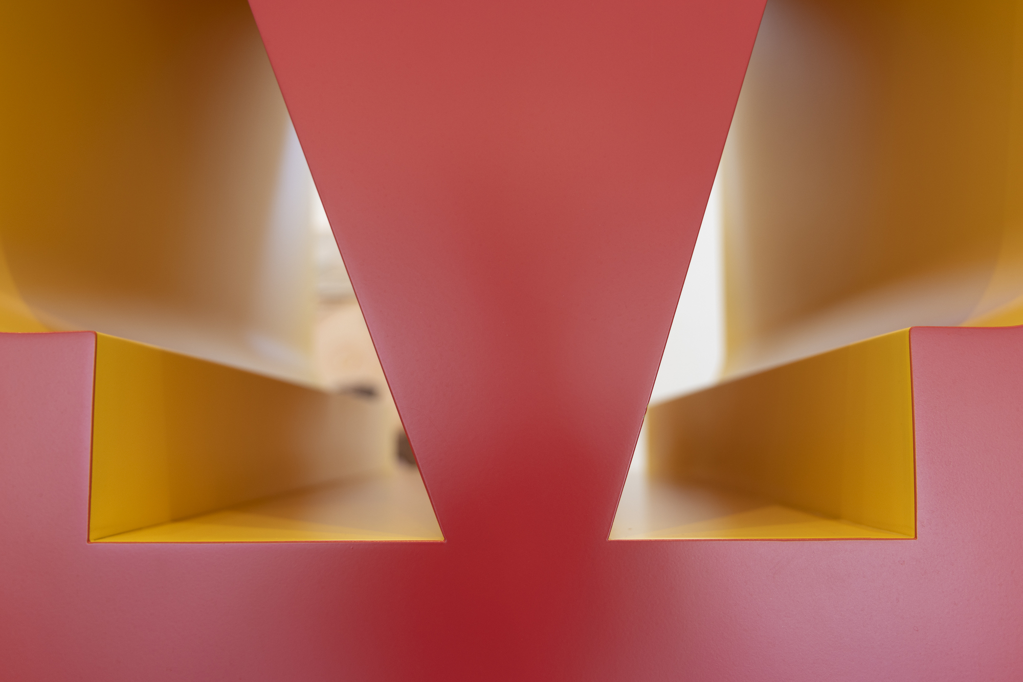 ROBERT INDIANA - AMOR (Red Yellow) לא קשה להבין כיצד הסידור המבריק בן שתי השורות של רוברט אינדיאנה בן ארבע האותיות סייע להעצים תנועה בשנות השישים. מקורו בחשיפה עמוקה לדת ומהחבר והמנטור אלסוורת' קלי, שסגנונו הקשוח וצבעו החושני וחסר המבטא הותירו רושם עז. אבל כמו שאינדיאנה קרא, זה היה רגע של נשיקה שקרה בדיוק כש"אהבה נשכה אותי!" והעיצוב הגיע אליו חד וממוקד. אינדיאנה, כמובן, העבירה את העיצוב בצעדים רבים, ואז הלוגו החל לנבוט בכל מקום. המסר, המועבר בצורה הטובה ביותר בפיסול, עומד בערים ברחבי העולם ותורגם למספר שפות, שאחת מהן היא האיטרציה האיטלקית שלו, "אמור" עם האות "O" המקרית שלו גם היא מוטה ימינה. אבל במקום להיבעט ברגל של "L", גרסה זו מעניקה אפקט מתנודד מבוים להפליא ל "A" לעיל. זה נותן רושם חדש, אבל לא פחות עמוק, של אהבה וטבעה הטעון רגשית. בכל מקרה, האות O המוטה של לאב מקנה חוסר יציבות לעיצוב יציב אחרת, השלכה עמוקה של הביקורת המובלעת של אינדיאנה על "הסנטימנטליות החלולה לעתים קרובות הקשורה במילה, המרמזת באופן מטאפורי על כמיהה נכזבת ואכזבה במקום על חיבה סכרינית" (Robert Indiana's Best: A Mini Retrospective, New York Times, May 24, 2018). לחזרתיות, כמובן, יש הרגל מגונה להחליש את הערכתנו לגאונות של פשטות ועיצוב פורץ דרך. בשלב מאוחר בחייה, אינדיאנה קוננה על כך ש"זה היה רעיון נפלא, אבל גם טעות איומה. זה הפך פופולרי מדי. ויש אנשים שלא אוהבים פופולריות". אבל אנחנו, תושבי עולם רווי מחלוקות ולכודים במהומה, תודה. "אהבה" וגרסאותיה הרבות הן תזכורות חזקות ליכולתנו לאהוב, וזוהי תקוותנו הנצחית הטובה ביותר לעתיד טוב יותר.