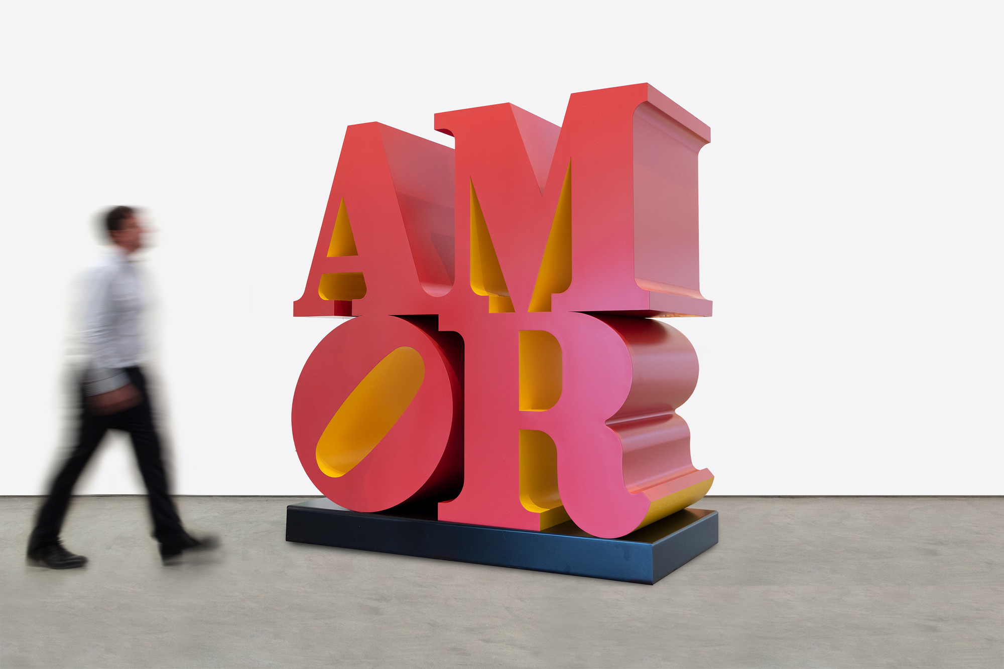 ROBERT INDIANA - AMOR (Red Yellow) לא קשה להבין כיצד הסידור המבריק בן שתי השורות של רוברט אינדיאנה בן ארבע האותיות סייע להעצים תנועה בשנות השישים. מקורו בחשיפה עמוקה לדת ומהחבר והמנטור אלסוורת' קלי, שסגנונו הקשוח וצבעו החושני וחסר המבטא הותירו רושם עז. אבל כמו שאינדיאנה קרא, זה היה רגע של נשיקה שקרה בדיוק כש"אהבה נשכה אותי!" והעיצוב הגיע אליו חד וממוקד. אינדיאנה, כמובן, העבירה את העיצוב בצעדים רבים, ואז הלוגו החל לנבוט בכל מקום. המסר, המועבר בצורה הטובה ביותר בפיסול, עומד בערים ברחבי העולם ותורגם למספר שפות, שאחת מהן היא האיטרציה האיטלקית שלו, "אמור" עם האות "O" המקרית שלו גם היא מוטה ימינה. אבל במקום להיבעט ברגל של "L", גרסה זו מעניקה אפקט מתנודד מבוים להפליא ל "A" לעיל. זה נותן רושם חדש, אבל לא פחות עמוק, של אהבה וטבעה הטעון רגשית. בכל מקרה, האות O המוטה של לאב מקנה חוסר יציבות לעיצוב יציב אחרת, השלכה עמוקה של הביקורת המובלעת של אינדיאנה על "הסנטימנטליות החלולה לעתים קרובות הקשורה במילה, המרמזת באופן מטאפורי על כמיהה נכזבת ואכזבה במקום על חיבה סכרינית" (Robert Indiana's Best: A Mini Retrospective, New York Times, May 24, 2018). לחזרתיות, כמובן, יש הרגל מגונה להחליש את הערכתנו לגאונות של פשטות ועיצוב פורץ דרך. בשלב מאוחר בחייה, אינדיאנה קוננה על כך ש"זה היה רעיון נפלא, אבל גם טעות איומה. זה הפך פופולרי מדי. ויש אנשים שלא אוהבים פופולריות". אבל אנחנו, תושבי עולם רווי מחלוקות ולכודים במהומה, תודה. "אהבה" וגרסאותיה הרבות הן תזכורות חזקות ליכולתנו לאהוב, וזוהי תקוותנו הנצחית הטובה ביותר לעתיד טוב יותר.