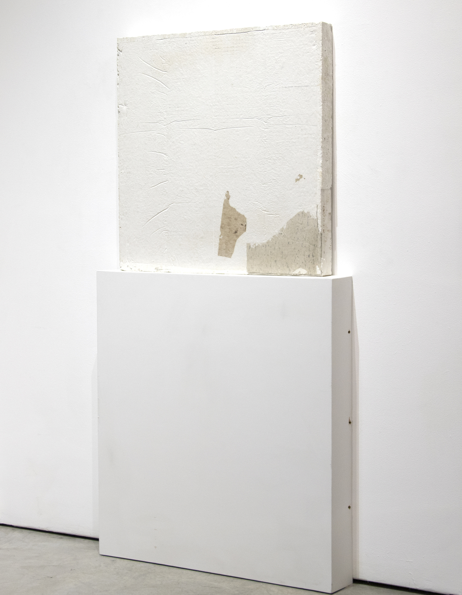 PORtails de maître - Sans titre (revêtement de sol) - ciment blanc, débris, revêtement de sol - 35 x 35 x 35 x 3 po.