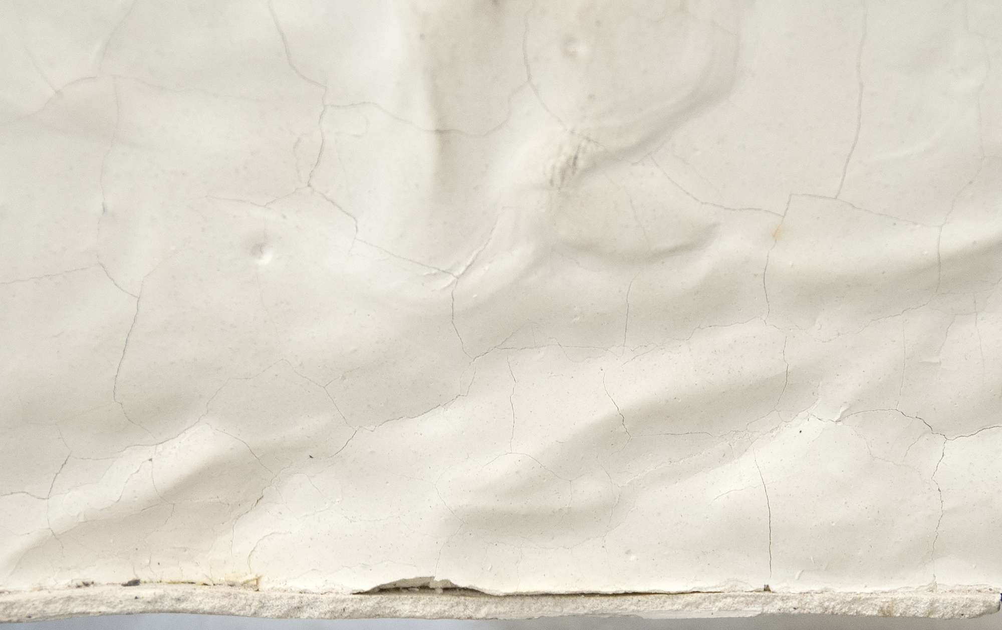 שערי THEASTER - ללא כותרת (ריצוף) - מלט לבן, פסולת, ריצוף - 35 x 35 x 3 אינץ '.