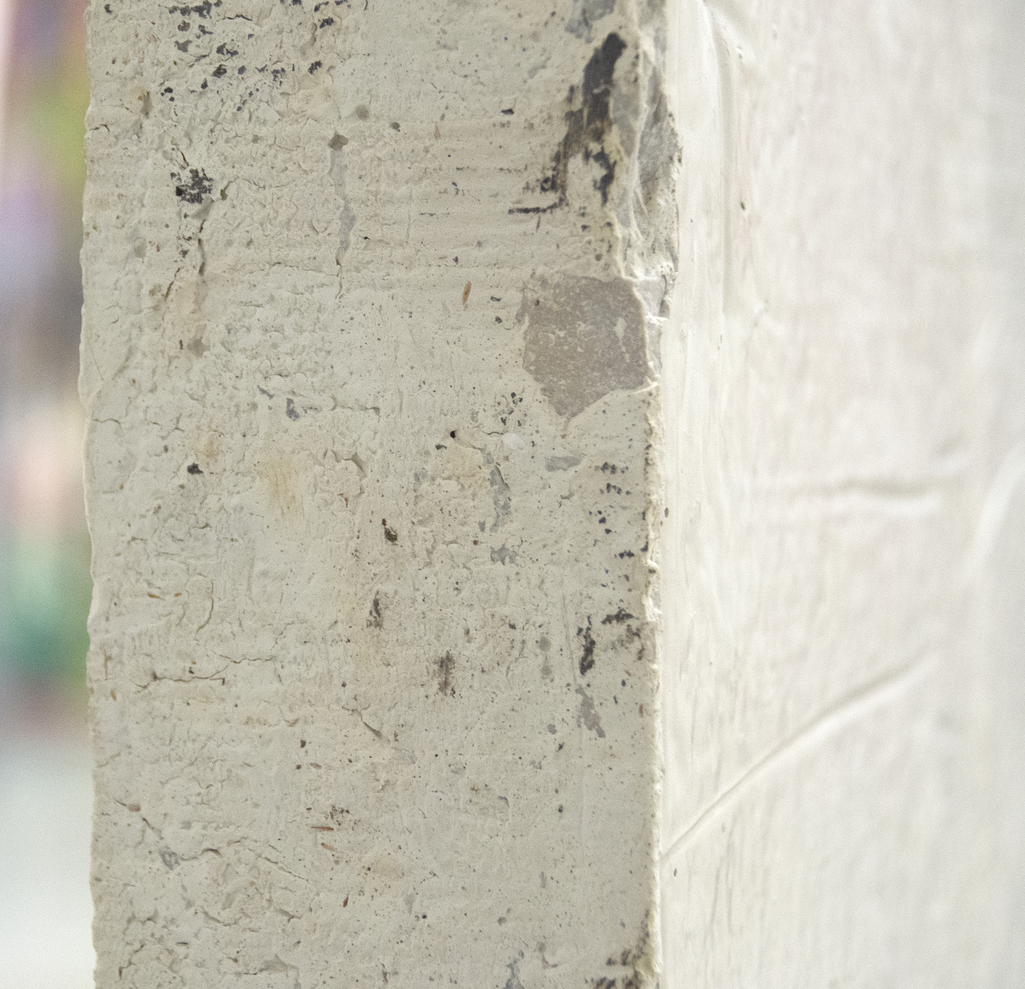 PORtails de maître - Sans titre (revêtement de sol) - ciment blanc, débris, revêtement de sol - 35 x 35 x 35 x 3 po.