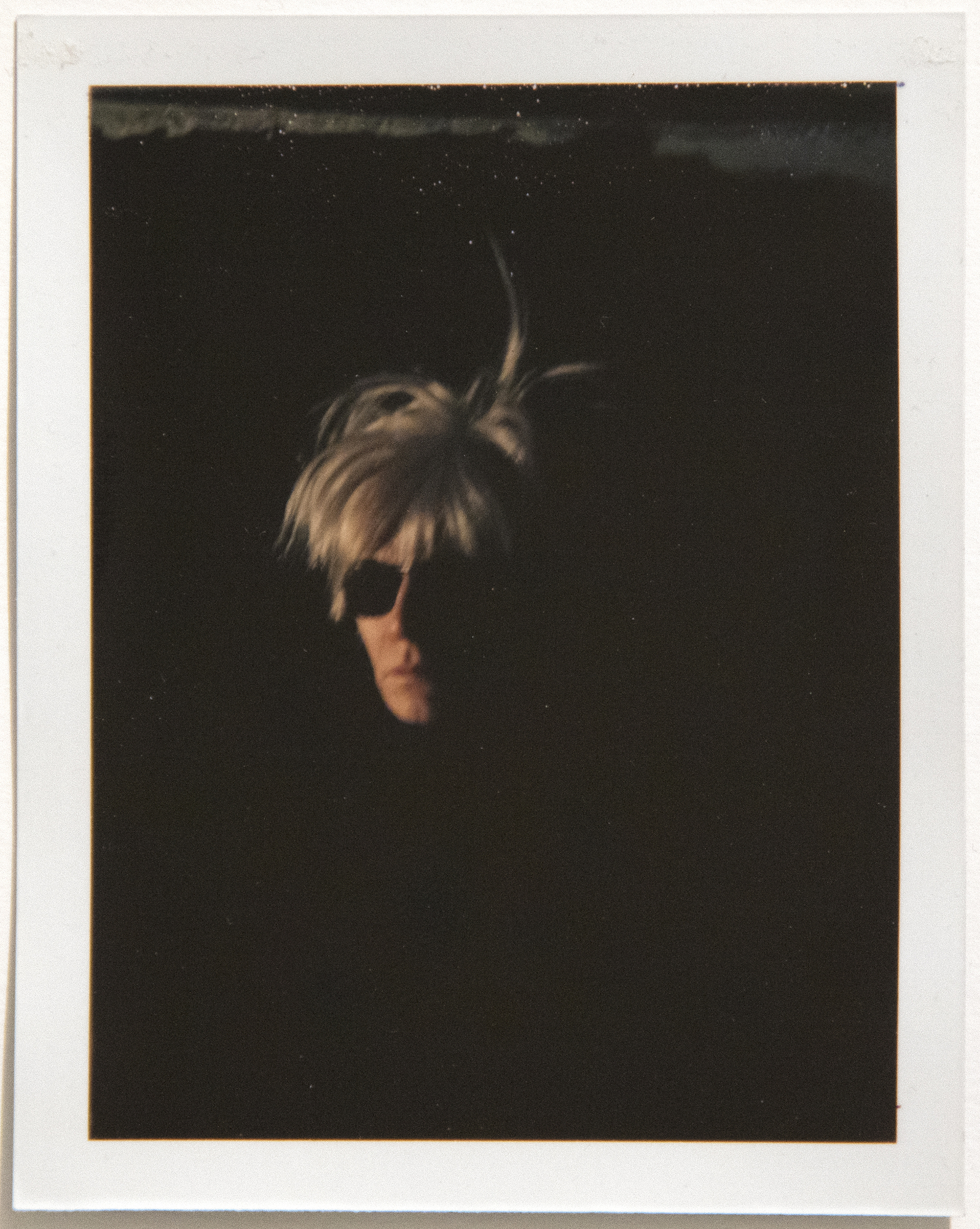 ANDY WARHOL - Autorretrato Warhol (Peluca de miedo) - Polaroid, Polacolor - 4 1/4 x 3 1/4 in.