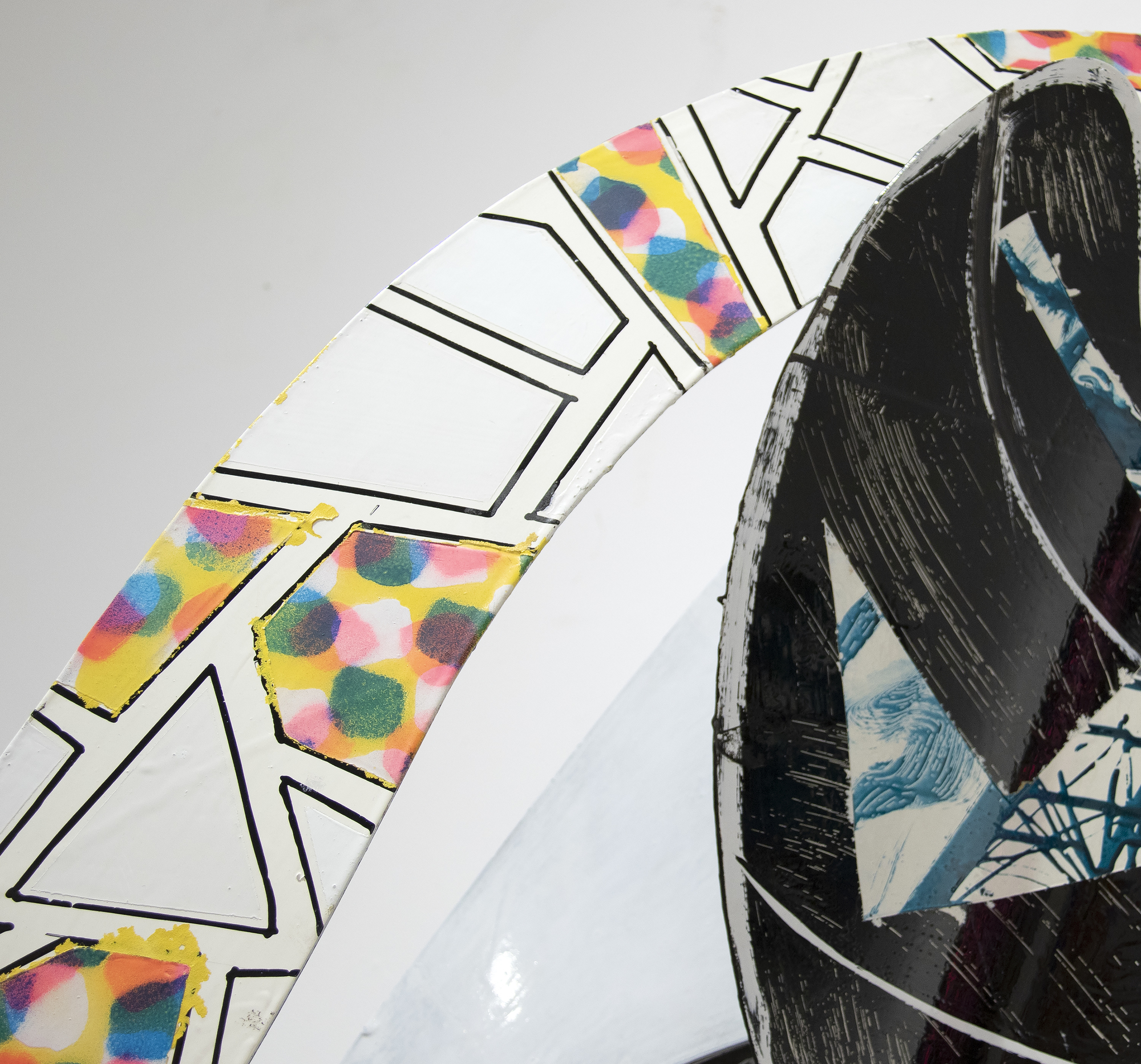 FRANK STELLA - The Musket FRANK STELLA - The Musket - técnica mixta sobre aluminio - 74 1/2 x 77 1/2 x 33 in.