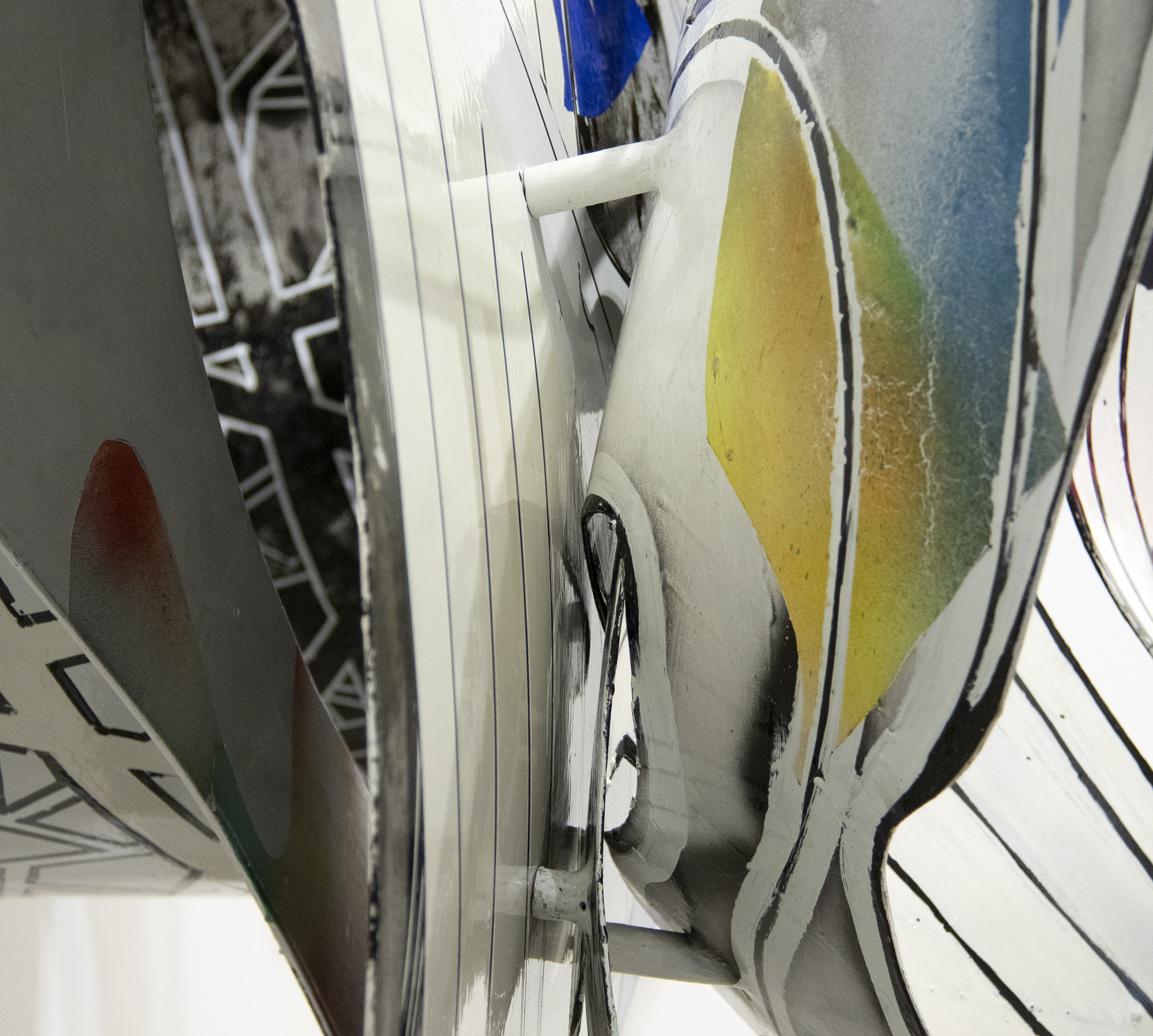 FRANK STELLA - The Musket FRANK STELLA - The Musket - técnica mixta sobre aluminio - 74 1/2 x 77 1/2 x 33 in.