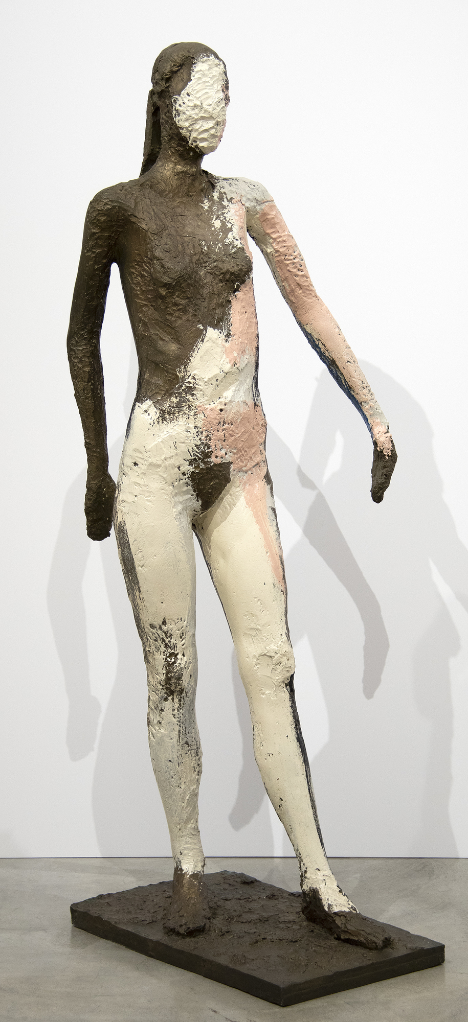 Manuel Neri war eine zentrale Figur in der figurativen Bewegung der Bay Area in den 1960er Jahren. Anstelle abstrakter Formen betonte die Gruppe die Emotionen durch die Kraft der menschlichen Form. Das vorliegende Werk, &quot;Ohne Titel&quot; (1982), erforscht die weibliche Form in Lebensgröße.  Neri zog es vor, während seiner 60-jährigen Karriere mit nur einem Modell zu arbeiten, Maria Julia Klimenko. Das Fehlen eines Gesichts in vielen seiner Skulpturen verleiht ihm ein Element des Geheimnisses und der Mehrdeutigkeit. Der Schwerpunkt der Komposition in &quot;Ohne Titel&quot; liegt auf der Struktur und Form der Figur.  Manuel Neri ist in zahlreichen Museumssammlungen weltweit vertreten, darunter die Addison Gallery/Phillips Academy, die Anderson Collection der Stanford University, das Art Institute of Chicago, das Cantor Arts Center der Stanford University, das Cincinnati Art Museum, das Crocker Art Museum, Sacramento, CA, das Denver Art Museum, das El Paso Museum of Art, Texas, die Fine Arts Museums of San Francisco, die Harvard University Art Museums, das Hirshhorn Museum and Sculpture Garden, Washington, D.C.; Honolulu Museum of Art, The Metropolitan Museum of Art, New York und die National Gallery of Art, Washington, DC.