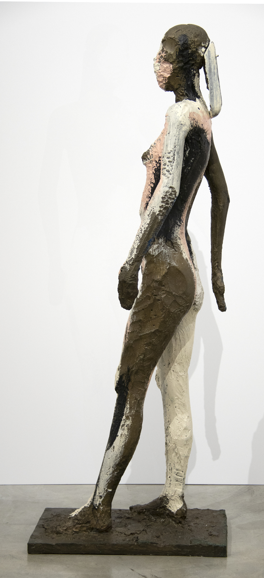Manuel Neri était une figure centrale du Bay Area Figurative Movement dans les années 1960. Au lieu de formes abstraites, le groupe mettait l&#039;accent sur l&#039;émotion à travers la puissance de la forme humaine. La présente œuvre, &quot;Sans titre&quot; (1982), explore la forme féminine à l&#039;échelle réelle.  Tout au long de ses 60 ans de carrière, Neri a préféré travailler avec un seul modèle, Maria Julia Klimenko. L&#039;absence de visage dans de nombreuses sculptures ajoute un élément de mystère et d&#039;ambiguïté. Dans &quot;Sans titre&quot;, la composition est axée sur la structure et la forme de la figure.  Manuel Neri est représenté dans de nombreuses collections de musées à travers le monde, notamment à la Addison Gallery/Phillips Academy, à la Anderson Collection de l&#039;université de Stanford, à l&#039;Art Institute of Chicago, au Cantor Arts Center de l&#039;université de Stanford, au Cincinnati Art Museum, au Crocker Art Museum de Sacramento, en Californie, au Denver Art Museum, au El Paso Museum of Art, au Texas, aux Fine Arts Museums de San Francisco, aux Harvard University Art Museums, au Hirshhorn Museum and Sculpture Garden de Washington, D. C., au Honolulu Museum of Art, à l&#039;Université de Californie du Sud, à l&#039;Université de Californie du Sud et à l&#039;Université de Californie du Sud.C. ; Honolulu Museum of Art, The Metropolitan Museum of Art, New York et la National Gallery of Art, Washington, DC.