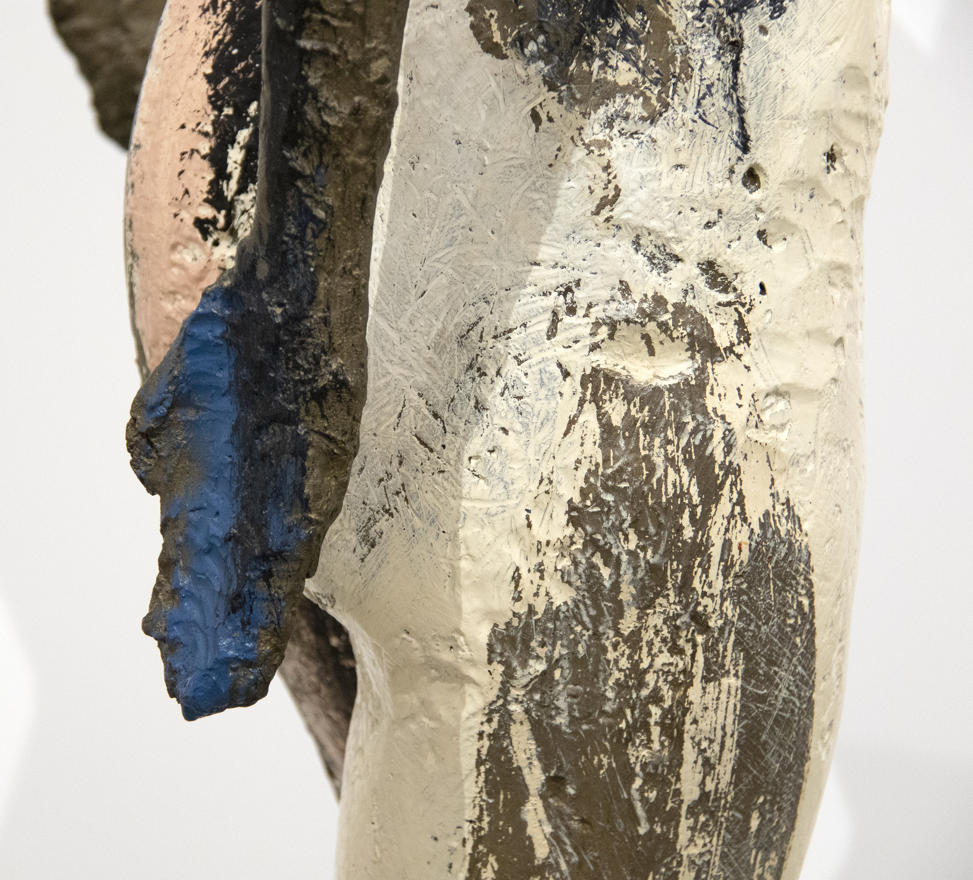 Manuel Neri war eine zentrale Figur in der figurativen Bewegung der Bay Area in den 1960er Jahren. Anstelle abstrakter Formen betonte die Gruppe die Emotionen durch die Kraft der menschlichen Form. Das vorliegende Werk, &quot;Ohne Titel&quot; (1982), erforscht die weibliche Form in Lebensgröße.  Neri zog es vor, während seiner 60-jährigen Karriere mit nur einem Modell zu arbeiten, Maria Julia Klimenko. Das Fehlen eines Gesichts in vielen seiner Skulpturen verleiht ihm ein Element des Geheimnisses und der Mehrdeutigkeit. Der Schwerpunkt der Komposition in &quot;Ohne Titel&quot; liegt auf der Struktur und Form der Figur.  Manuel Neri ist in zahlreichen Museumssammlungen weltweit vertreten, darunter die Addison Gallery/Phillips Academy, die Anderson Collection der Stanford University, das Art Institute of Chicago, das Cantor Arts Center der Stanford University, das Cincinnati Art Museum, das Crocker Art Museum, Sacramento, CA, das Denver Art Museum, das El Paso Museum of Art, Texas, die Fine Arts Museums of San Francisco, die Harvard University Art Museums, das Hirshhorn Museum and Sculpture Garden, Washington, D.C.; Honolulu Museum of Art, The Metropolitan Museum of Art, New York und die National Gallery of Art, Washington, DC.