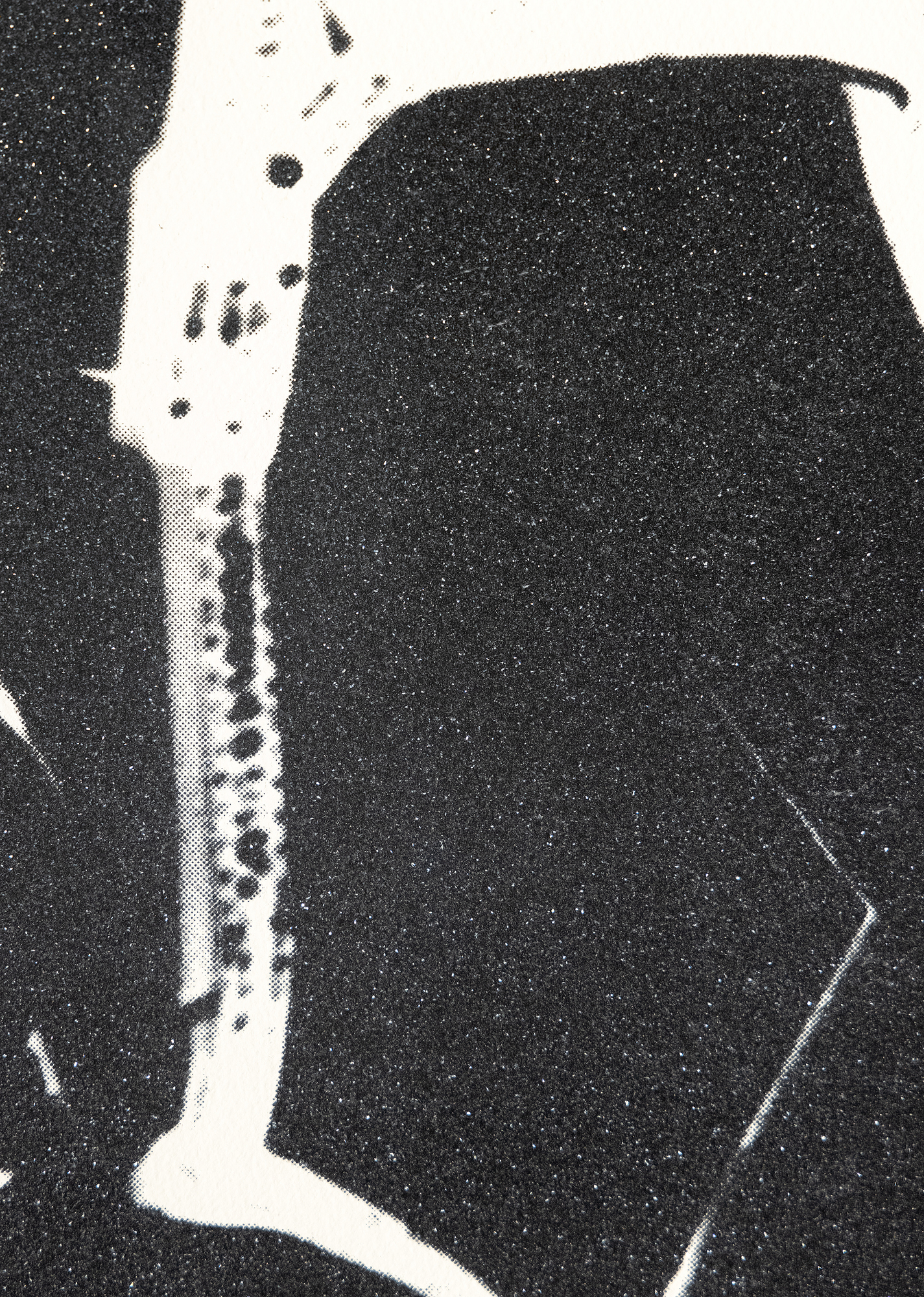 Andy Warhol es sinónimo del arte estadounidense de la segunda mitad del siglo XX y es conocido por sus icónicos retratos y productos de consumo, que mezclan la cultura popular y las bellas artes, redefiniendo lo que puede ser el arte y cómo nos acercamos a él. Aunque muchas de las obras de Warhol no representan a personas famosas, sus representaciones de objetos inanimados elevan a sus sujetos a un nivel de celebridad. Warhol representó por primera vez los zapatos al principio de su carrera, cuando trabajaba como ilustrador de moda, y volvió a tratar el tema en la década de 1980, combinando su fascinación por el consumismo y el glamour. Con su constante deseo de fusionar la alta y la baja cultura, Warhol eligió destacar algo tan omnipresente como los zapatos. El tema puede denotar pobreza o riqueza, función o moda. Warhol da un toque de glamour a los zapatos, cubriéndolos con una pátina de polvo de diamante brillante, difuminando aún más el significado entre la necesidad utilitaria y la pieza estilizada.