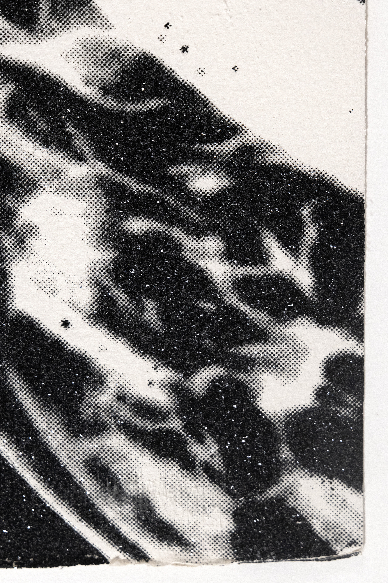 ANDY WARHOL - Diamond Dust Shoes (Black and White) أندي وارهول هو مرادف للفن الأمريكي في النصف الثاني من القرن 20th ومعروف لصوره الشهيرة والمنتجات الاستهلاكية، ومزج الثقافة الشعبية والفنون الجميلة، وإعادة تعريف ما يمكن أن يكون الفن وكيف نتعامل مع الفن. في حين أن العديد من أعمال وارهول قد لا تمثل أفرادا مشهورين ، فإن تصويره للأشياء غير الحية يرفع مواضيعه إلى مستوى من الشهرة. صور وارهول الأحذية لأول مرة في وقت مبكر من حياته المهنية عندما عمل كرسام أزياء وعاد إلى الموضوع في 1980s ، وجمع بين سحره مع النزعة الاستهلاكية والتألق. مع رغبته المستمرة في دمج الثقافة العالية والمنخفضة ، اختار وارهول تسليط الضوء على شيء منتشر في كل مكان مثل الأحذية. يمكن أن يشير الموضوع إلى الفقر أو الثروة أو الوظيفة أو الموضة. يسحر وارهول كومة الأحذية، ويغطيها بطبقة من غبار الماس اللامع، مما يزيد من طمس المعنى بين الحاجة النفعية وقطعة البيان المنمقة.