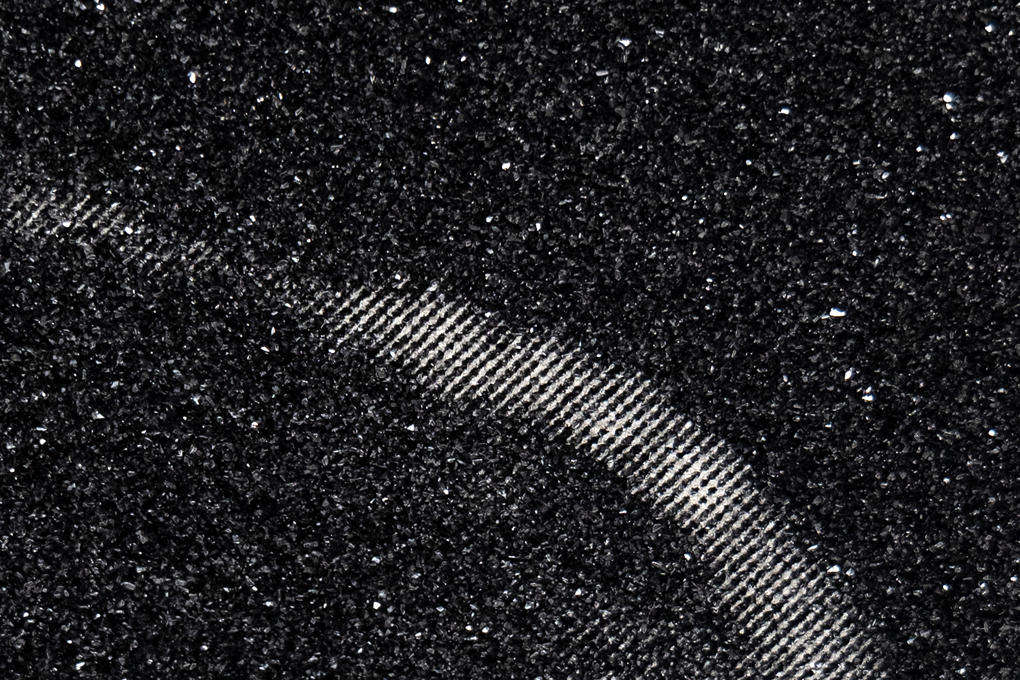 ANDY WARHOL - Diamond Dust Shoes (Black and White) أندي وارهول هو مرادف للفن الأمريكي في النصف الثاني من القرن 20th ومعروف لصوره الشهيرة والمنتجات الاستهلاكية، ومزج الثقافة الشعبية والفنون الجميلة، وإعادة تعريف ما يمكن أن يكون الفن وكيف نتعامل مع الفن. في حين أن العديد من أعمال وارهول قد لا تمثل أفرادا مشهورين ، فإن تصويره للأشياء غير الحية يرفع مواضيعه إلى مستوى من الشهرة. صور وارهول الأحذية لأول مرة في وقت مبكر من حياته المهنية عندما عمل كرسام أزياء وعاد إلى الموضوع في 1980s ، وجمع بين سحره مع النزعة الاستهلاكية والتألق. مع رغبته المستمرة في دمج الثقافة العالية والمنخفضة ، اختار وارهول تسليط الضوء على شيء منتشر في كل مكان مثل الأحذية. يمكن أن يشير الموضوع إلى الفقر أو الثروة أو الوظيفة أو الموضة. يسحر وارهول كومة الأحذية، ويغطيها بطبقة من غبار الماس اللامع، مما يزيد من طمس المعنى بين الحاجة النفعية وقطعة البيان المنمقة.