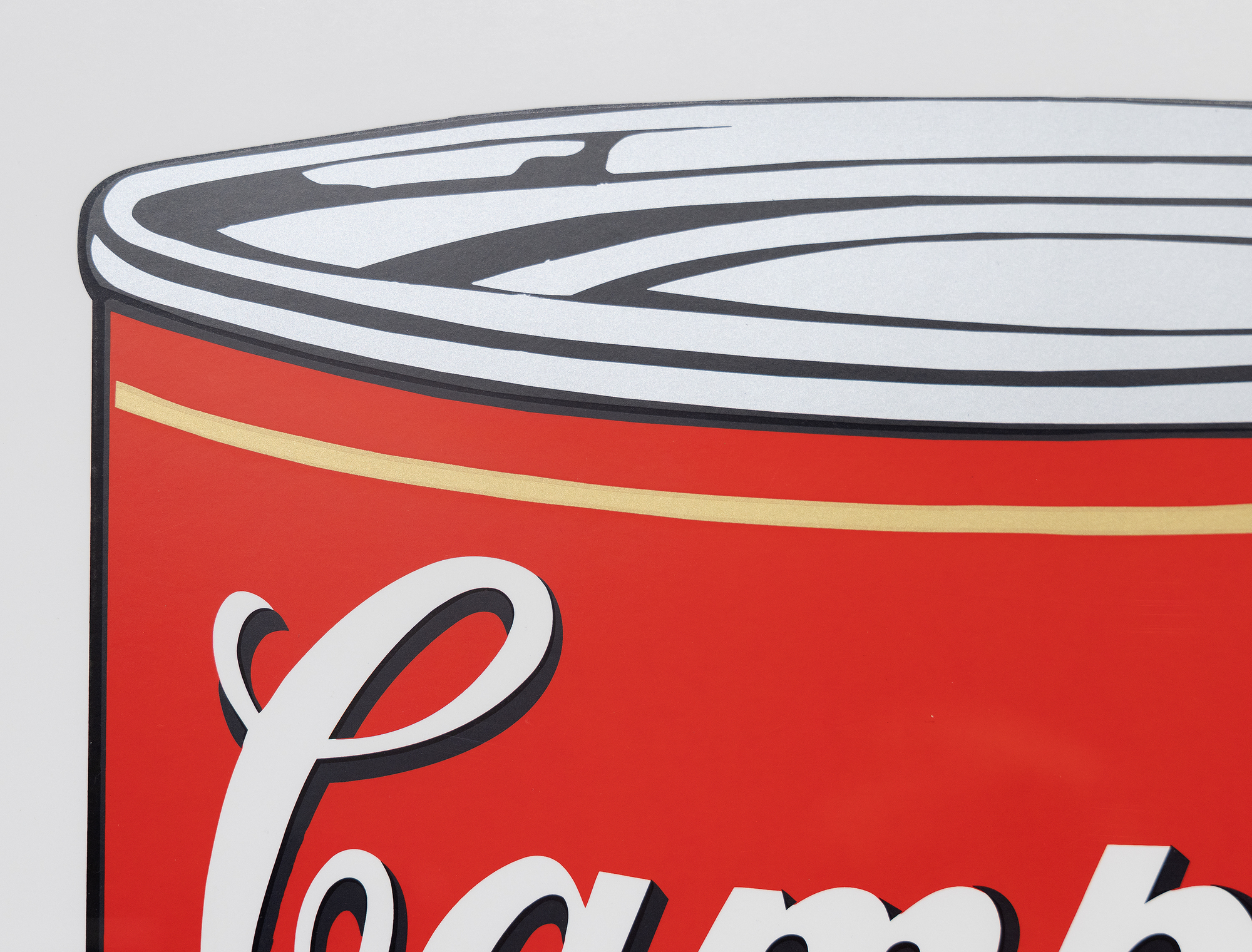 ANDY WARHOL - Pepper Pot from Campbell's Soup La serie de latas de sopa Campbell de Andy Warhol marca un momento crucial en su carrera y en el movimiento del arte pop. La serie, compuesta por 32 lienzos, cada uno con un sabor diferente, revolucionó el mundo del arte al elevar los bienes de consumo cotidianos y mundanos a la categoría de arte elevado. La serigrafía Pepper Pot, de 1968, emplea su característico estilo de colores vivos y planos e imágenes repetidas, característico de la producción en masa y la cultura de consumo. La serigrafía, una técnica comercial, concuerda con el interés de Warhol por desdibujar los límites entre el arte elevado y el arte comercial, desafiando los valores y percepciones artísticos.