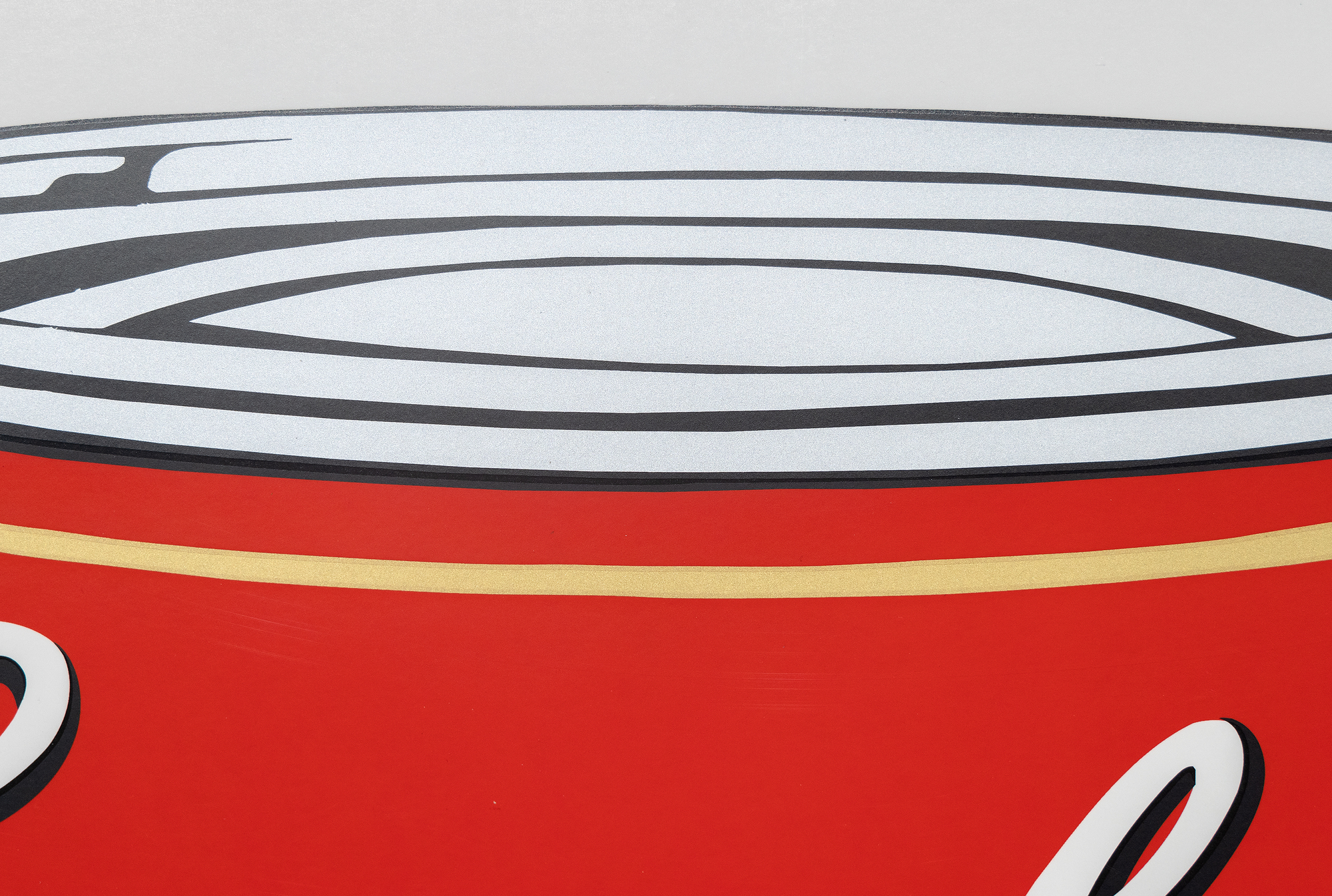 ANDY WARHOL - Pepper Pot from Campbell's Soup La serie de latas de sopa Campbell de Andy Warhol marca un momento crucial en su carrera y en el movimiento del arte pop. La serie, compuesta por 32 lienzos, cada uno con un sabor diferente, revolucionó el mundo del arte al elevar los bienes de consumo cotidianos y mundanos a la categoría de arte elevado. La serigrafía Pepper Pot, de 1968, emplea su característico estilo de colores vivos y planos e imágenes repetidas, característico de la producción en masa y la cultura de consumo. La serigrafía, una técnica comercial, concuerda con el interés de Warhol por desdibujar los límites entre el arte elevado y el arte comercial, desafiando los valores y percepciones artísticos.
