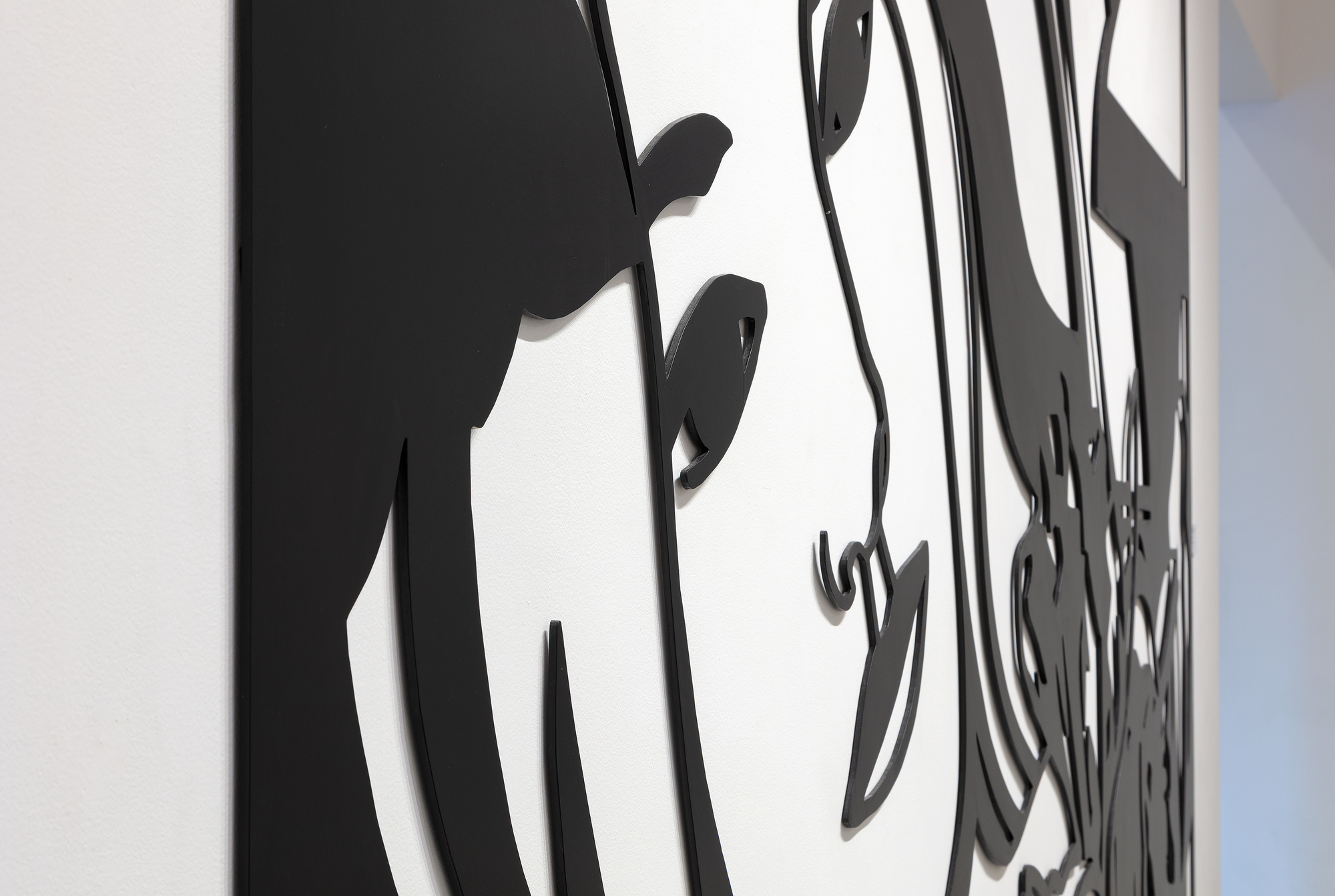 TOM WESSELMANN - 卧室里的黑发女郎与鸢尾花 - 油画在镂空铝板上 - 105 3/4 x 164 5/8 英寸。