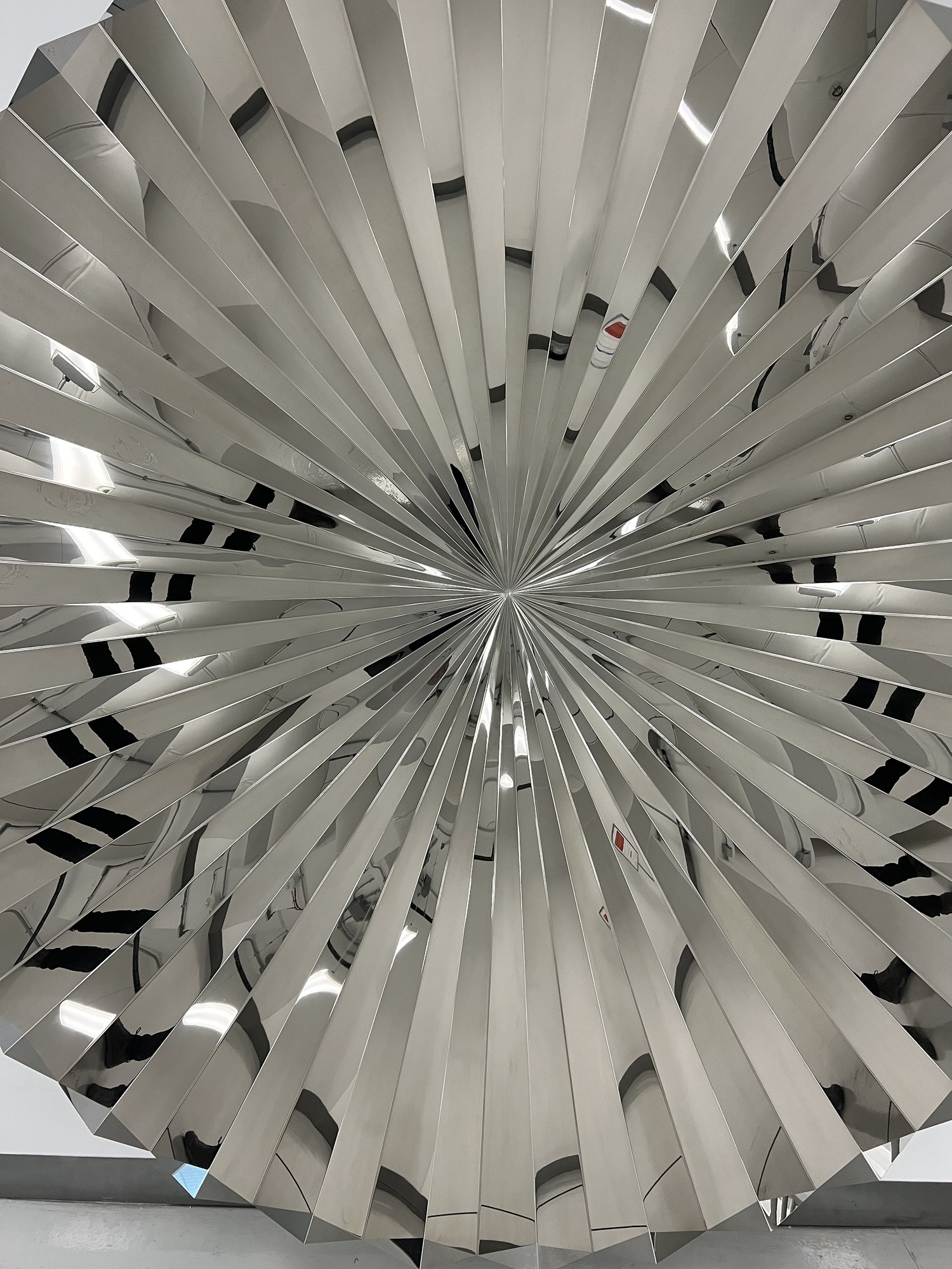 ANISH KAPOOR - Halo أنيش كابور - هالو - ستانلس ستيل - 120 × 120 × 27 بوصة.
