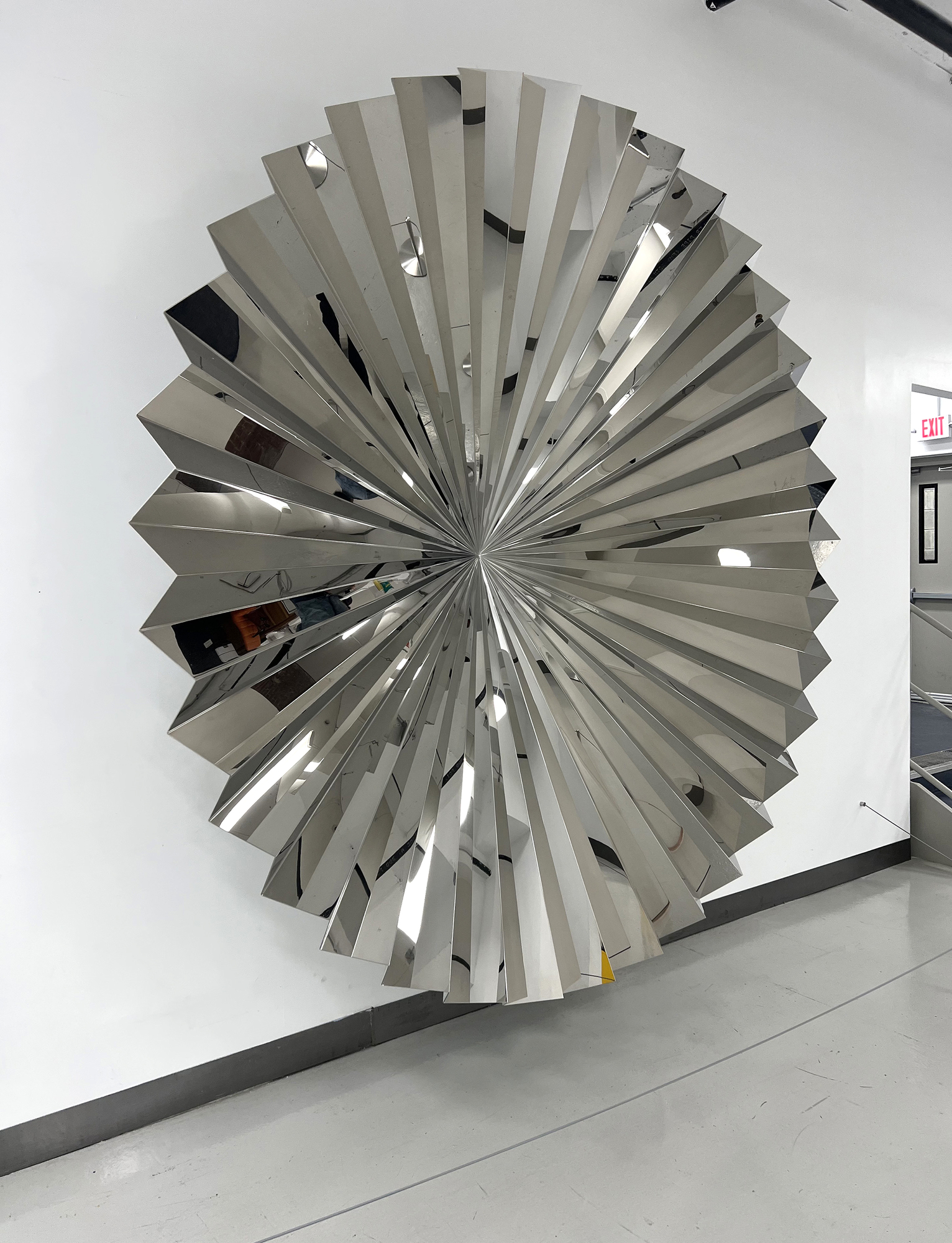 ANISH KAPOOR - Halo أنيش كابور - هالو - ستانلس ستيل - 120 × 120 × 27 بوصة.
