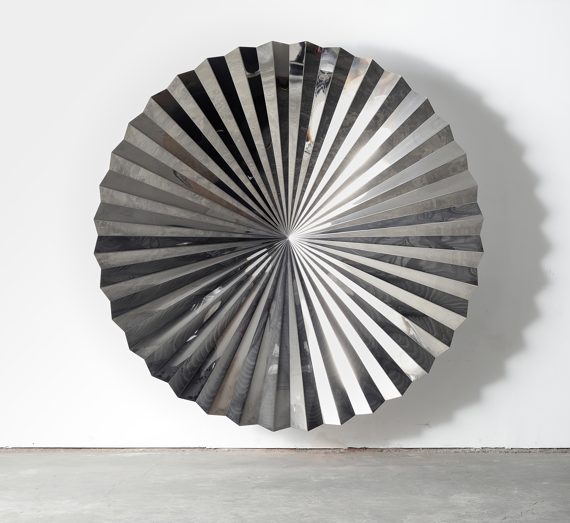 ANISH KAPOOR - Halo أنيش كابور - هالو - ستانلس ستيل - 120 × 120 × 27 بوصة.
