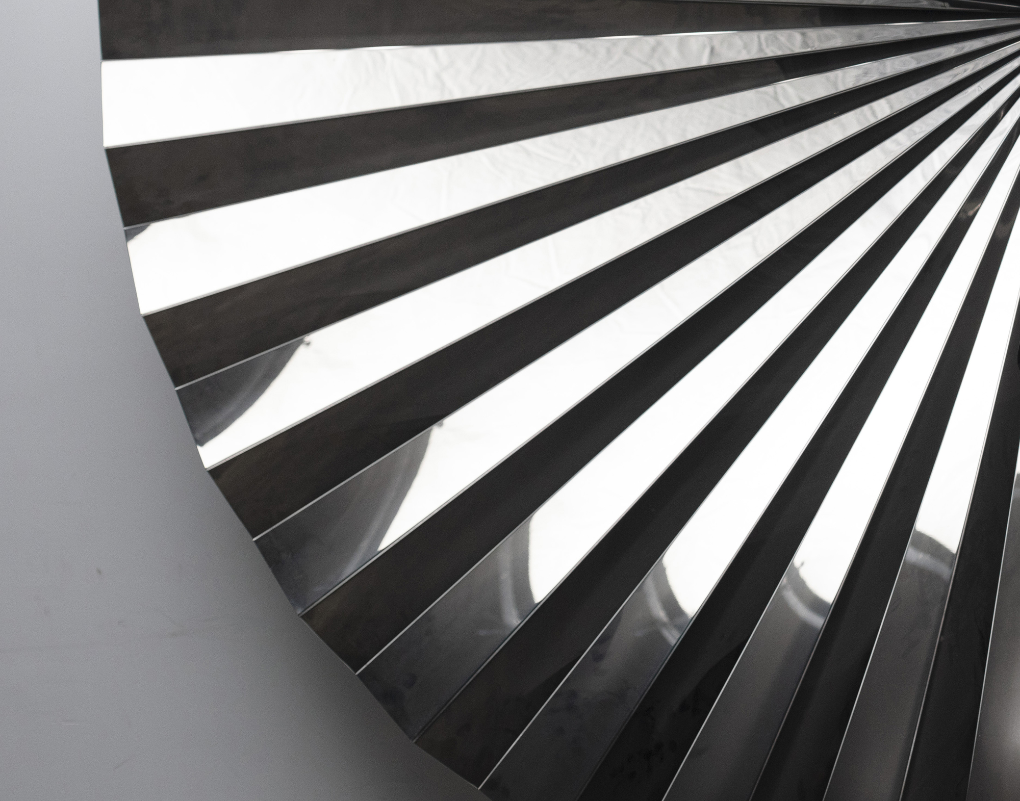 ANISH KAPOOR - Halo أنيش كابور - هالو - ستانلس ستيل - 120 × 120 × 27 بوصة.