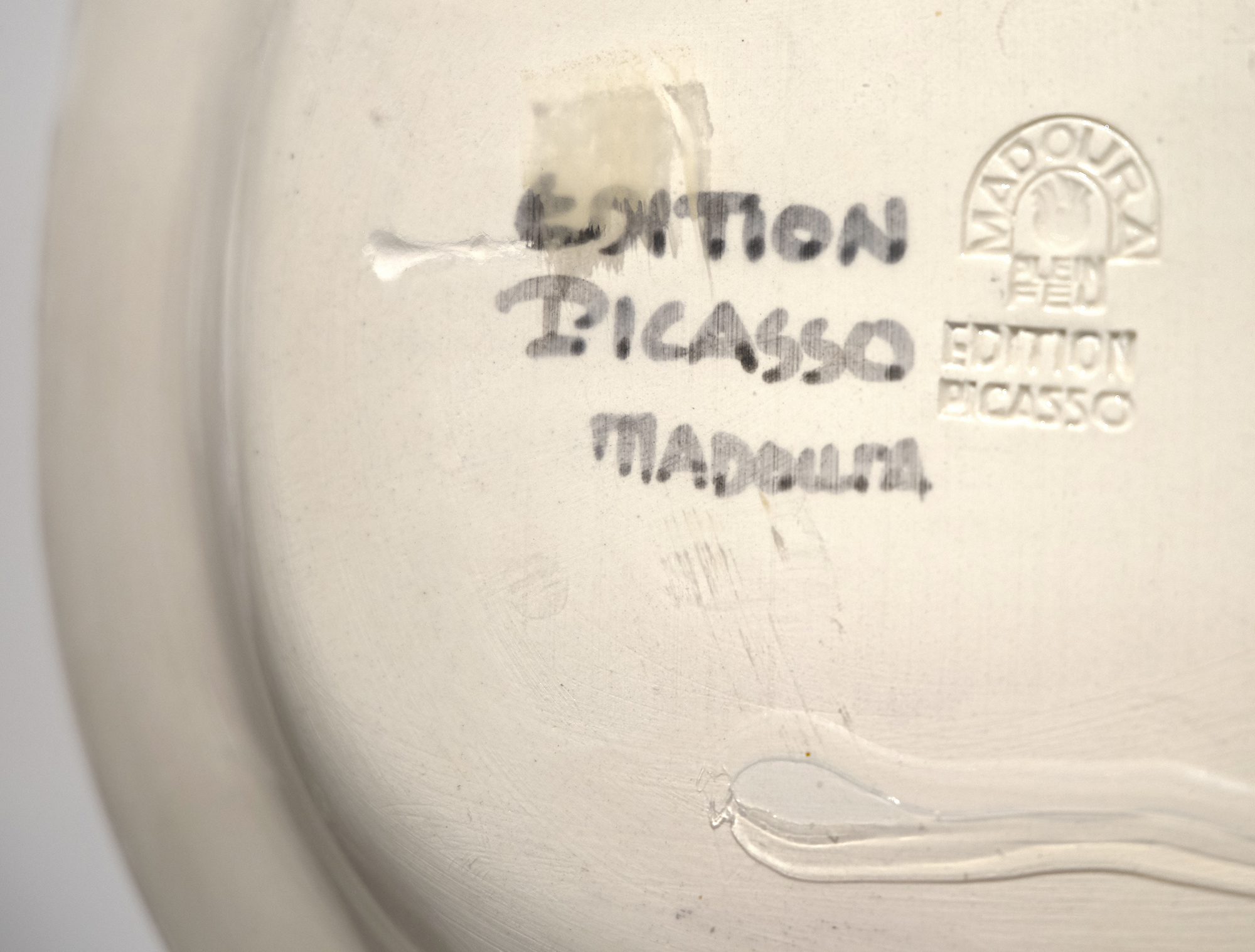 PABLO PICASSO - La Danse - 白色陶器盘，部分雕刻，有彩色土坯和釉面 - 12 1/2 x 15 in.