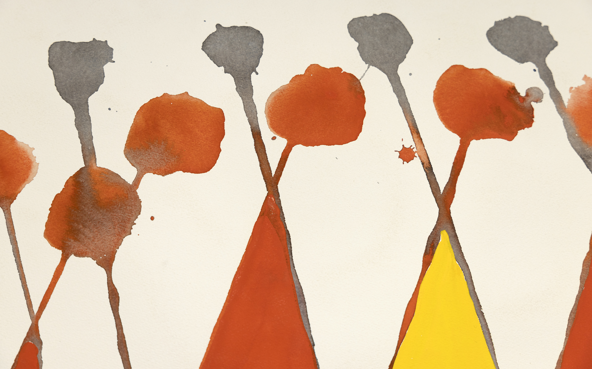 ALEXANDER CALDER - Wigwam rouge et jaune "Wigwam rouge et jaune", ציור גואש שובה לב של אלכסנדר קלדר, הוא חקירה תוססת של עיצוב וצבע. נשלט על ידי סריג של קווים אלכסוניים מצטלבים ליד שיאם, הקומפוזיציה משדרת איזון דינמי. קלדר מכניס אלמנט של שובבות עם צורות יהלומים אדומות וצהובות, המחדיר ליצירה שובבות ויוצר אווירה חגיגית. כדורים אדומים בקודקוד הקווים הנוטים ימינה מעוררים רושם גחמני, בעוד כדורים אפורים קטנים יותר על גבי קווים הנוטים שמאלה מציעים ניגודיות ושיווי משקל. השילוב המופתי של קלדר בין פשטות ואלמנטים עיצוביים חיוניים הופך את Wigwam rouge et jaune לתענוג חזותי.