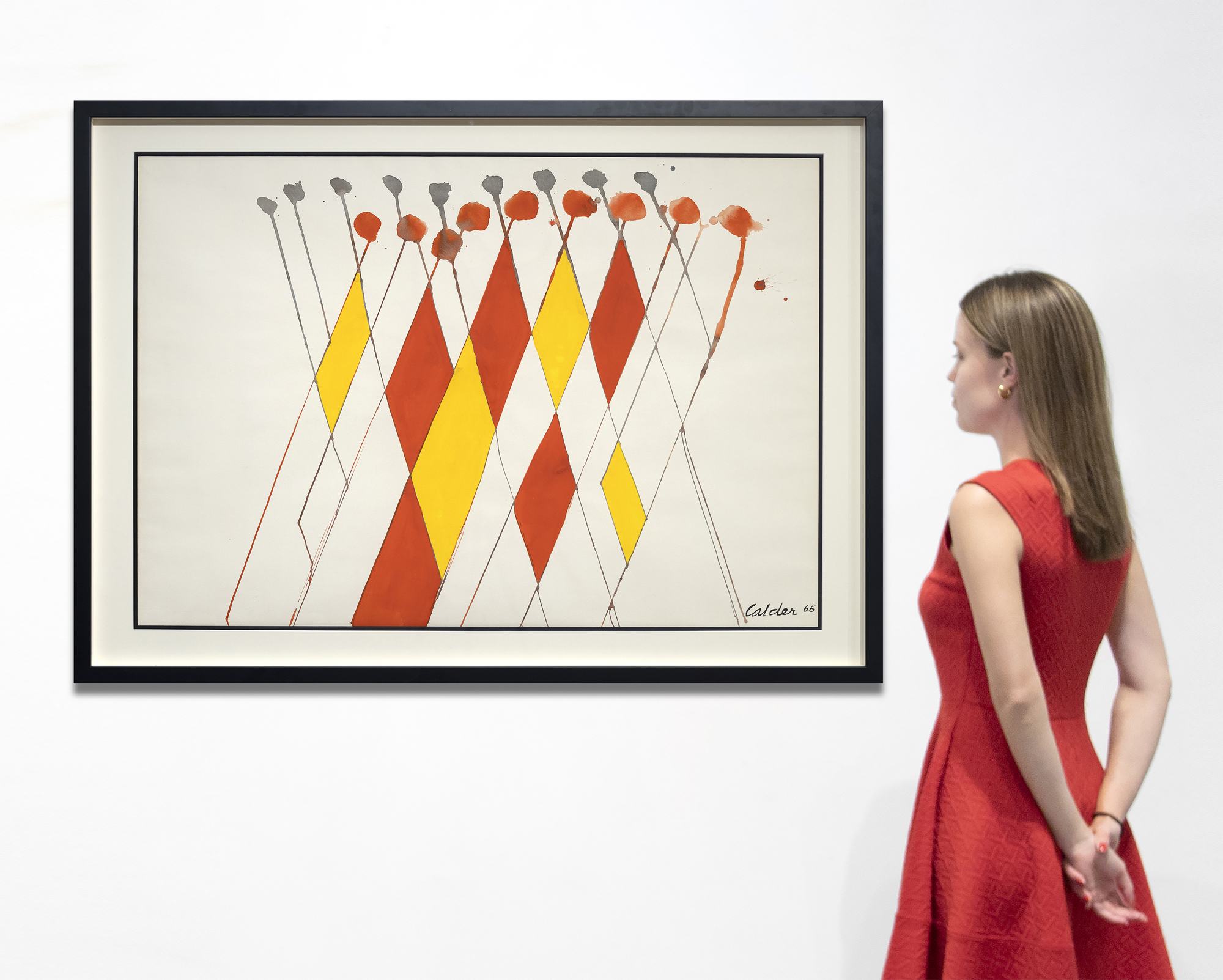 ALEXANDER CALDER - Wigwam rouge et jaune "Wigwam rouge et jaune", ציור גואש שובה לב של אלכסנדר קלדר, הוא חקירה תוססת של עיצוב וצבע. נשלט על ידי סריג של קווים אלכסוניים מצטלבים ליד שיאם, הקומפוזיציה משדרת איזון דינמי. קלדר מכניס אלמנט של שובבות עם צורות יהלומים אדומות וצהובות, המחדיר ליצירה שובבות ויוצר אווירה חגיגית. כדורים אדומים בקודקוד הקווים הנוטים ימינה מעוררים רושם גחמני, בעוד כדורים אפורים קטנים יותר על גבי קווים הנוטים שמאלה מציעים ניגודיות ושיווי משקל. השילוב המופתי של קלדר בין פשטות ואלמנטים עיצוביים חיוניים הופך את Wigwam rouge et jaune לתענוג חזותי.