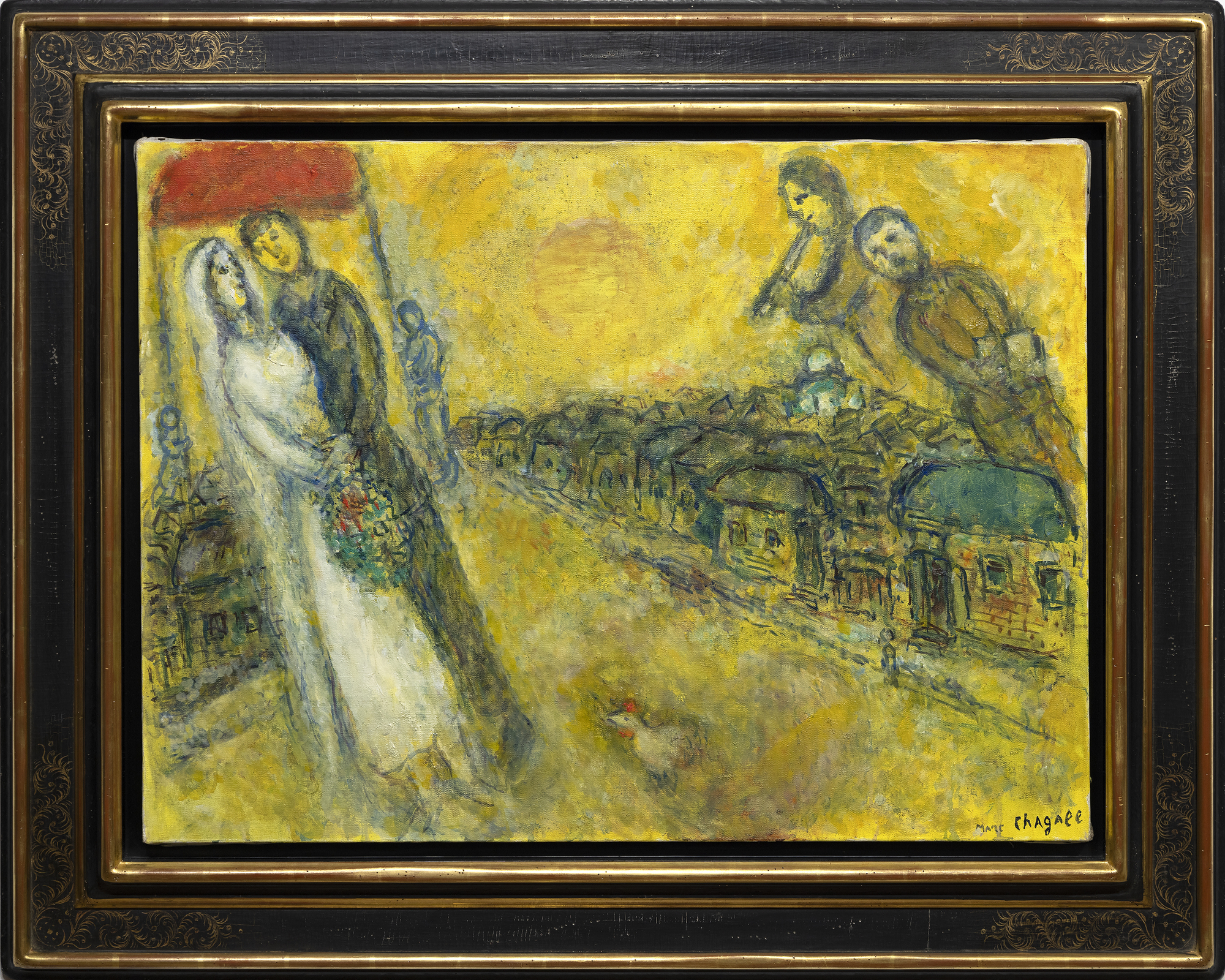 Die Welt von Marc Chagall lässt sich nicht eindämmen oder begrenzen durch die Etiketten, die wir ihr anheften. Es ist eine Welt der Bilder und Bedeutungen, die ihren eigenen, herrlich mystischen Diskurs bilden. Les Mariés sous le baldaquin (Die Braut und der Bräutigam unter dem Baldachin) entstand zu Beginn des 90. Lebensjahres des Künstlers, eines Mannes, der Tragödien und Kämpfe erlebt hatte, der aber nie die Momente der Freude im Leben vergaß. Hier werden uns die träumerischen Freuden einer russischen Dorfhochzeit mit ihren Arrangements aus altgedienten Teilnehmern mit so viel fröhlichem Witz und heiterer Unschuld vor Augen geführt, dass man sich ihrem Charme nicht entziehen kann. Durch die Verwendung einer goldfarbenen Emulsion, die eine Kombination aus Öl und opaker Gouache auf Wasserbasis darstellt, wird die Wärme, das Glück und der Optimismus von Chagalls üblichem Positivismus in einen leuchtenden Glanz gehüllt, der an den Einfluss von religiösen Ikonen mit Blattgold oder an die Malerei der Frührenaissance erinnert, die den Eindruck von göttlichem Licht oder spiritueller Erleuchtung vermitteln wollte. Die Kombination von Öl und Gouache kann eine Herausforderung sein. Aber hier, in Les Mariés sous le baldaquin, setzt Chagall sie ein, um der Szene eine jenseitige Qualität zu verleihen, fast so, als ob sie sich vor seinem geistigen Auge materialisiert hätte. Die zarte Textur erweckt den Eindruck, dass das Licht vom Werk selbst ausgeht, und verleiht den im Himmel schwebenden Figuren eine gespenstische Qualität.
