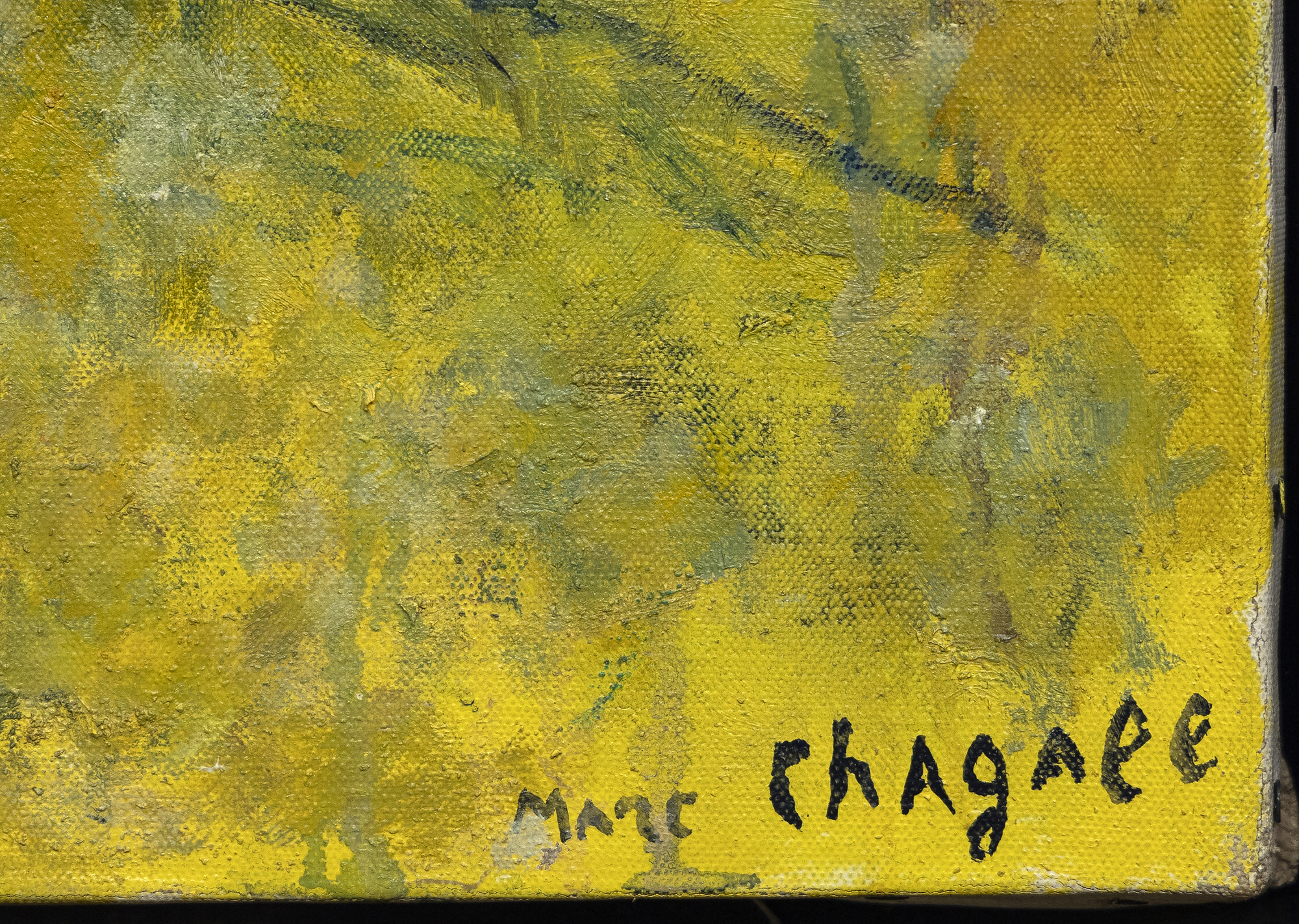 MARC CHAGALL - Les mariés sous le baldaquin עולמו של מארק שאגאל אינו יכול להיות מוכל או מוגבל על ידי התוויות שאנו מצמידים אליו. זהו עולם של דימויים ומשמעויות היוצרים שיח מיסטי להפליא משלהם. Les Mariés sous le baldaquin (החתן והכלה מתחת לחופה) החל עם כניסתו של האמן לשנתו ה-90, אדם שידע טרגדיה וסכסוכים, אך מעולם לא שכח את רגעי ההנאה של החיים. כאן, התענוגות החלומיים של חתונה כפרית רוסית עם סידורי המשתתפים השחוקים היטב מובאים אלינו בשנינות כה שמחה ותמימות עליזה, שאין התנגדות לקסמה. באמצעות תחליב בגוון זהוב המשלב שמן וגואש אטום על בסיס מים, החום, האושר והאופטימיות של הפוזיטיביזם הרגיל של שאגאל עטופים בזוהר זוהר המרמז על השפעתם של איקונות דתיות בעלות עלי זהב או ציורים מראשית הרנסנס שביקשו להקנות רושם של אור אלוהי או הארה רוחנית. שימוש בשילוב של שמן וגואש יכול להיות מאתגר. אבל כאן, ב-Les Mariés sous le baldaquin, שאגאל משתמש בו כדי להעניק לסצנה איכות אחרת, כמעט כאילו זה עתה התממשה מתוך עינו. עדינותו הטקסטואלית יוצרת את הרושם שהאור נובע מהיצירה עצמה ומעניקה איכות ספקטרלית לדמויות המרחפות בשמיים.