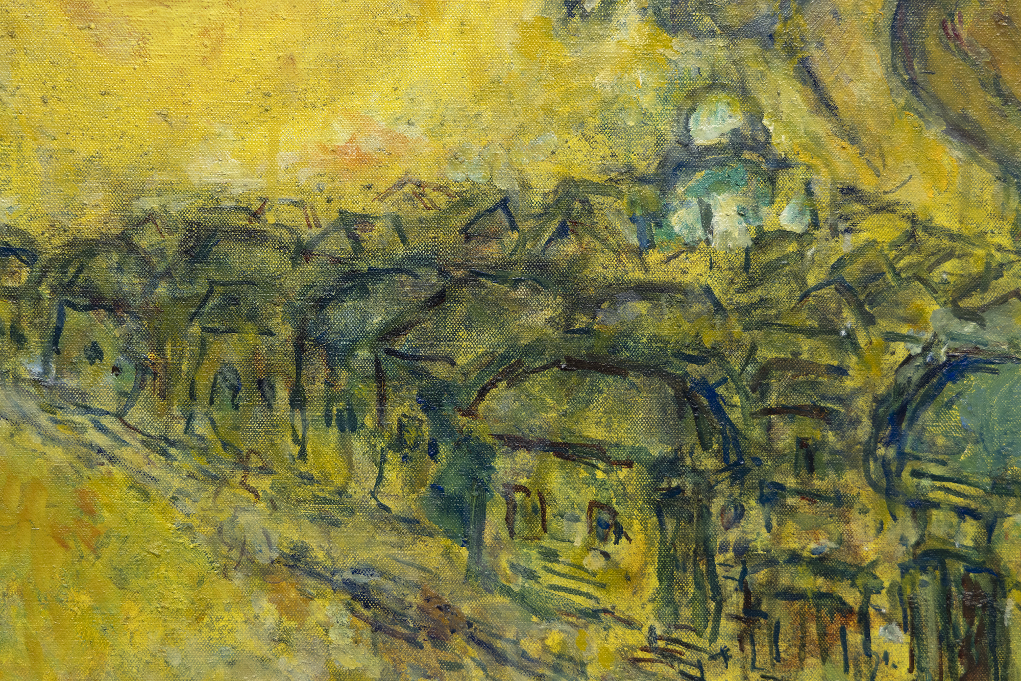 MARC CHAGALL - Les mariés sous le baldaquin עולמו של מארק שאגאל אינו יכול להיות מוכל או מוגבל על ידי התוויות שאנו מצמידים אליו. זהו עולם של דימויים ומשמעויות היוצרים שיח מיסטי להפליא משלהם. Les Mariés sous le baldaquin (החתן והכלה מתחת לחופה) החל עם כניסתו של האמן לשנתו ה-90, אדם שידע טרגדיה וסכסוכים, אך מעולם לא שכח את רגעי ההנאה של החיים. כאן, התענוגות החלומיים של חתונה כפרית רוסית עם סידורי המשתתפים השחוקים היטב מובאים אלינו בשנינות כה שמחה ותמימות עליזה, שאין התנגדות לקסמה. באמצעות תחליב בגוון זהוב המשלב שמן וגואש אטום על בסיס מים, החום, האושר והאופטימיות של הפוזיטיביזם הרגיל של שאגאל עטופים בזוהר זוהר המרמז על השפעתם של איקונות דתיות בעלות עלי זהב או ציורים מראשית הרנסנס שביקשו להקנות רושם של אור אלוהי או הארה רוחנית. שימוש בשילוב של שמן וגואש יכול להיות מאתגר. אבל כאן, ב-Les Mariés sous le baldaquin, שאגאל משתמש בו כדי להעניק לסצנה איכות אחרת, כמעט כאילו זה עתה התממשה מתוך עינו. עדינותו הטקסטואלית יוצרת את הרושם שהאור נובע מהיצירה עצמה ומעניקה איכות ספקטרלית לדמויות המרחפות בשמיים.