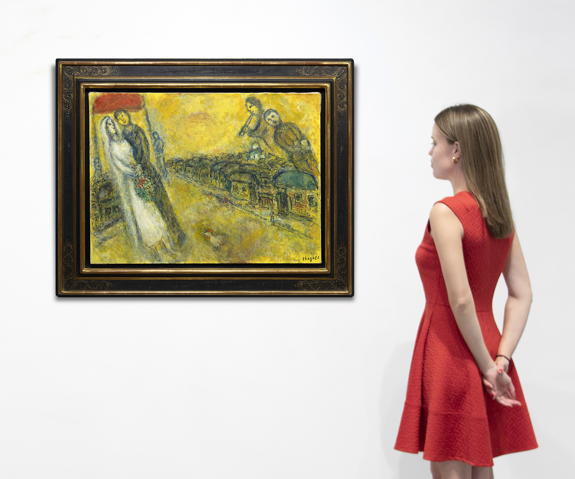 Die Welt von Marc Chagall lässt sich nicht eindämmen oder begrenzen durch die Etiketten, die wir ihr anheften. Es ist eine Welt der Bilder und Bedeutungen, die ihren eigenen, herrlich mystischen Diskurs bilden. Les Mariés sous le baldaquin (Die Braut und der Bräutigam unter dem Baldachin) entstand zu Beginn des 90. Lebensjahres des Künstlers, eines Mannes, der Tragödien und Kämpfe erlebt hatte, der aber nie die Momente der Freude im Leben vergaß. Hier werden uns die träumerischen Freuden einer russischen Dorfhochzeit mit ihren Arrangements aus altgedienten Teilnehmern mit so viel fröhlichem Witz und heiterer Unschuld vor Augen geführt, dass man sich ihrem Charme nicht entziehen kann. Durch die Verwendung einer goldfarbenen Emulsion, die eine Kombination aus Öl und opaker Gouache auf Wasserbasis darstellt, wird die Wärme, das Glück und der Optimismus von Chagalls üblichem Positivismus in einen leuchtenden Glanz gehüllt, der an den Einfluss von religiösen Ikonen mit Blattgold oder an die Malerei der Frührenaissance erinnert, die den Eindruck von göttlichem Licht oder spiritueller Erleuchtung vermitteln wollte. Die Kombination von Öl und Gouache kann eine Herausforderung sein. Aber hier, in Les Mariés sous le baldaquin, setzt Chagall sie ein, um der Szene eine jenseitige Qualität zu verleihen, fast so, als ob sie sich vor seinem geistigen Auge materialisiert hätte. Die zarte Textur erweckt den Eindruck, dass das Licht vom Werk selbst ausgeht, und verleiht den im Himmel schwebenden Figuren eine gespenstische Qualität.