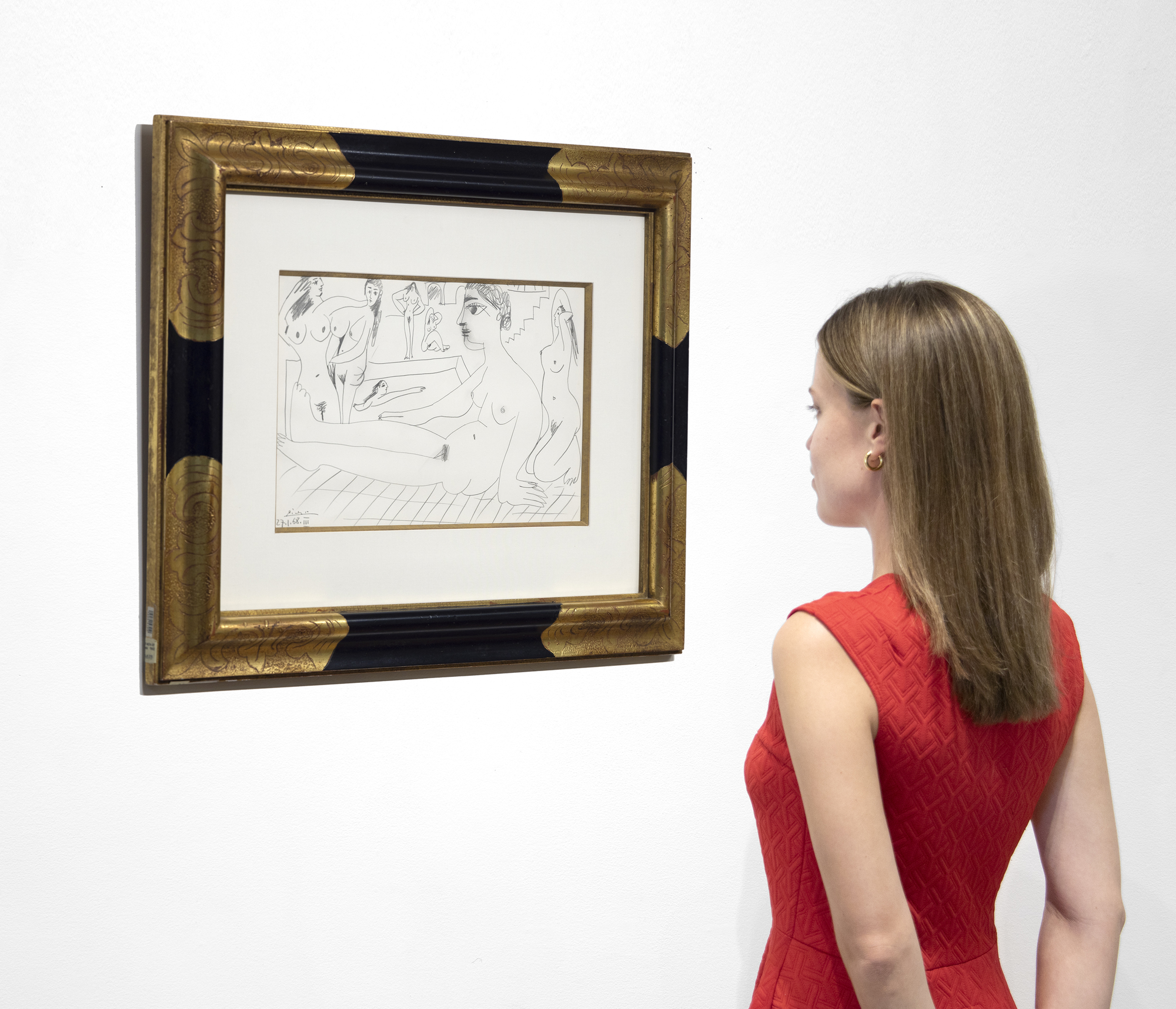 PABLO PICASSO - Le Bain ヌース》の人物は、中央のオダリスクのような人物を中心に自由に展開され、1906年の時点でピカソが抱いていたテーマ、ハーレムの中での女性の耽溺を示唆している。 ピカソは晩年のデッサンについて、「何が出てくるかわからないが、描き始めるとすぐに物語やアイディアが生まれる...描きながら何時間もかけて、生き物を観察し、彼らが企んでいる狂ったことを考える...とても楽しいよ、信じてくれ」と述べている。ピカソにしかできない自由奔放な遊び。数あるポーズの中でも、プールで泳ぐ省略された姿は特に魅力的だ。
