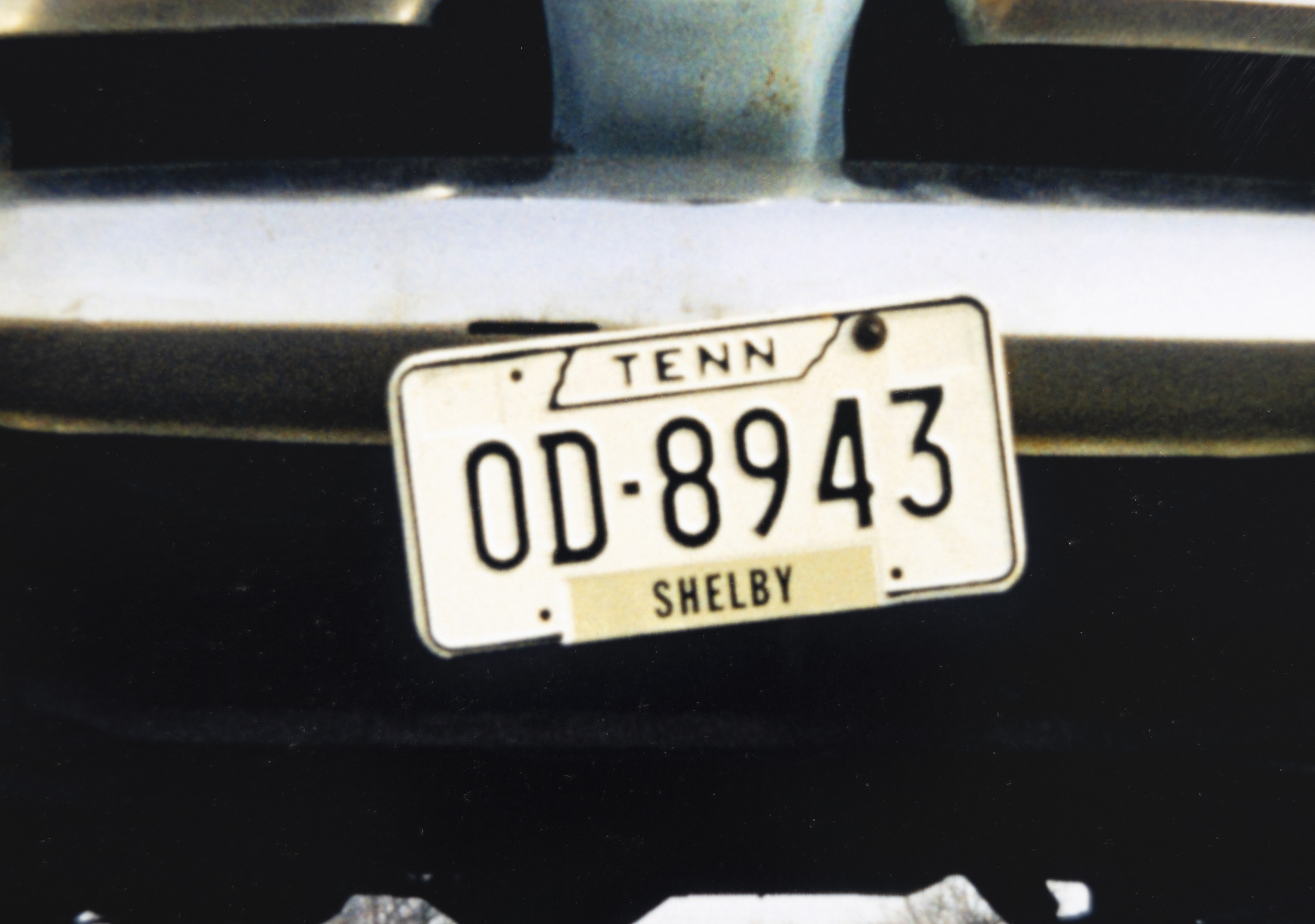 WILLIAM B. EGGLESTON - Untitled (Blue Car, From Dust Bells, Vol. 11) WILLIAM B. EGGLESTON - Ohne Titel (Blue Car, From Dust Bells, Vol. 11) - Archivpigmentdruck - 31 1/2 x 48 Zoll.