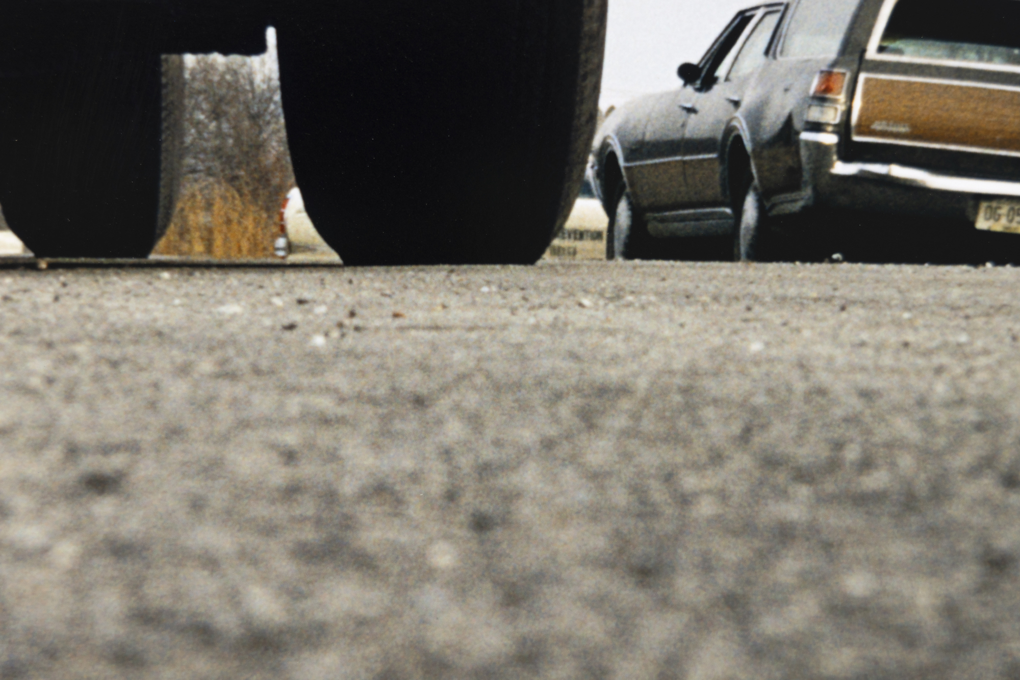 WILLIAM B. EGGLESTON - Ohne Titel (Blue Car, From Dust Bells, Vol. 11) - Archivpigmentdruck - 31 1/2 x 48 Zoll.