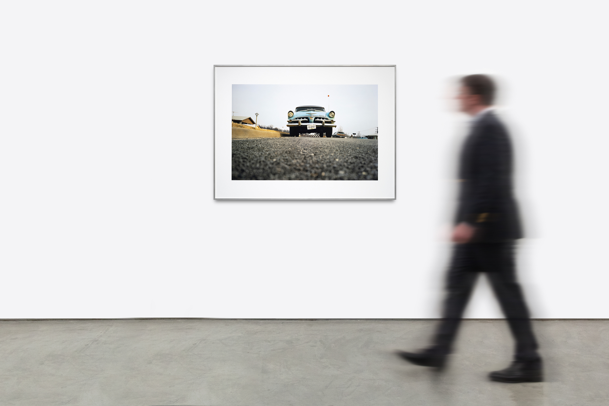WILLIAM B. EGGLESTON - Untitled (Blue Car, From Dust Bells, Vol. 11) WILLIAM B. EGGLESTON - Ohne Titel (Blue Car, From Dust Bells, Vol. 11) - Archivpigmentdruck - 31 1/2 x 48 Zoll.