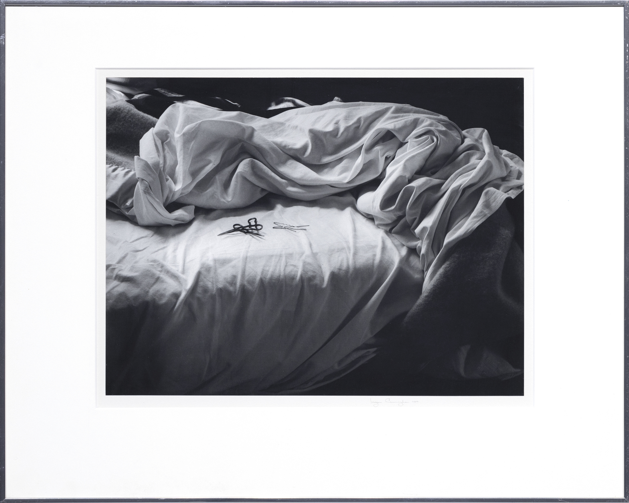 IMOGEN CUNNINGHAM - The Unmade Bed IMOGEN CUNNINGHAM - Le lit défait - épreuve à la gélatine argentique - 10 1/4 x 13 1/2 in.