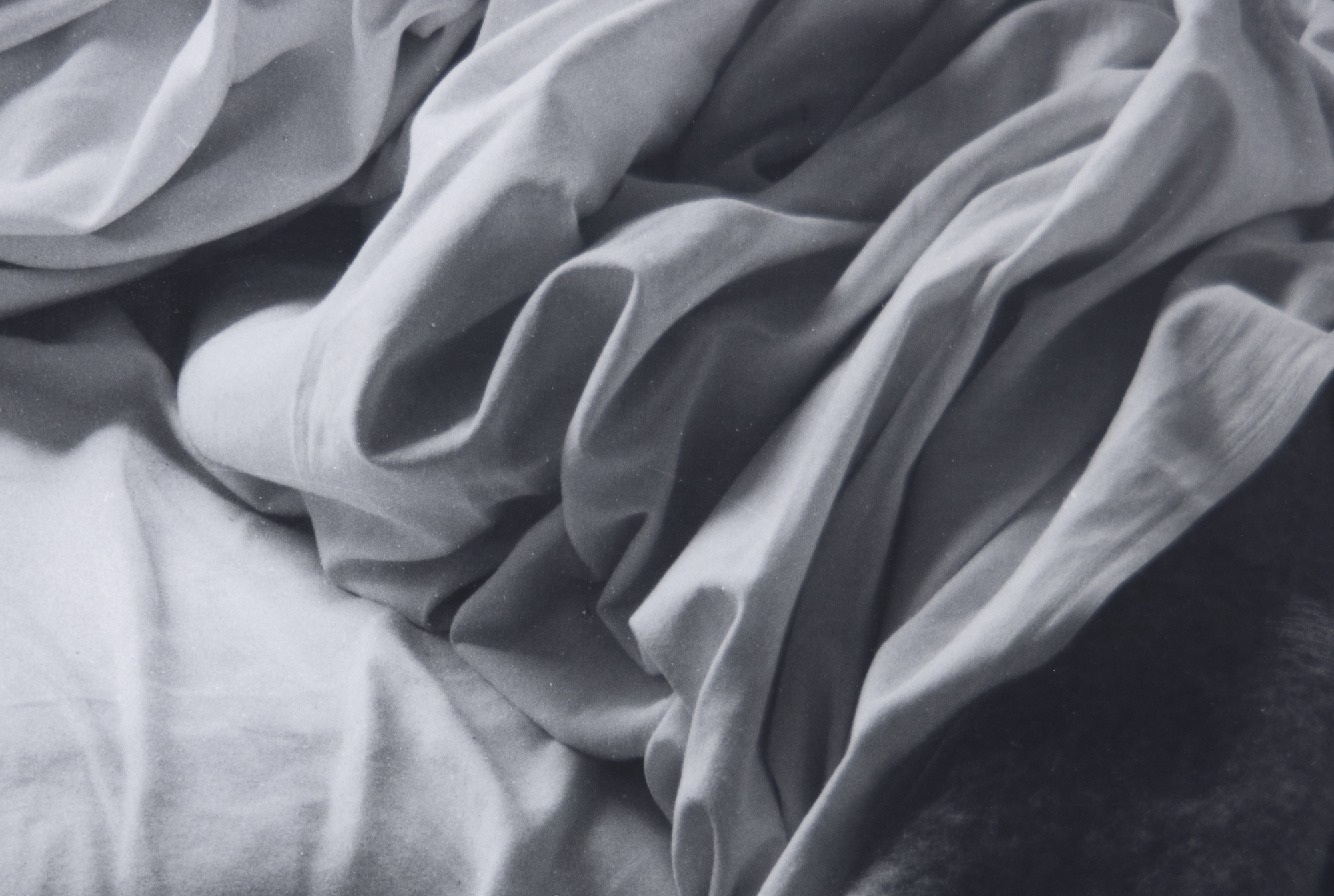 IMOGEN CUNNINGHAM - The Unmade Bed IMOGEN CUNNINGHAM - Le lit défait - épreuve à la gélatine argentique - 10 1/4 x 13 1/2 in.