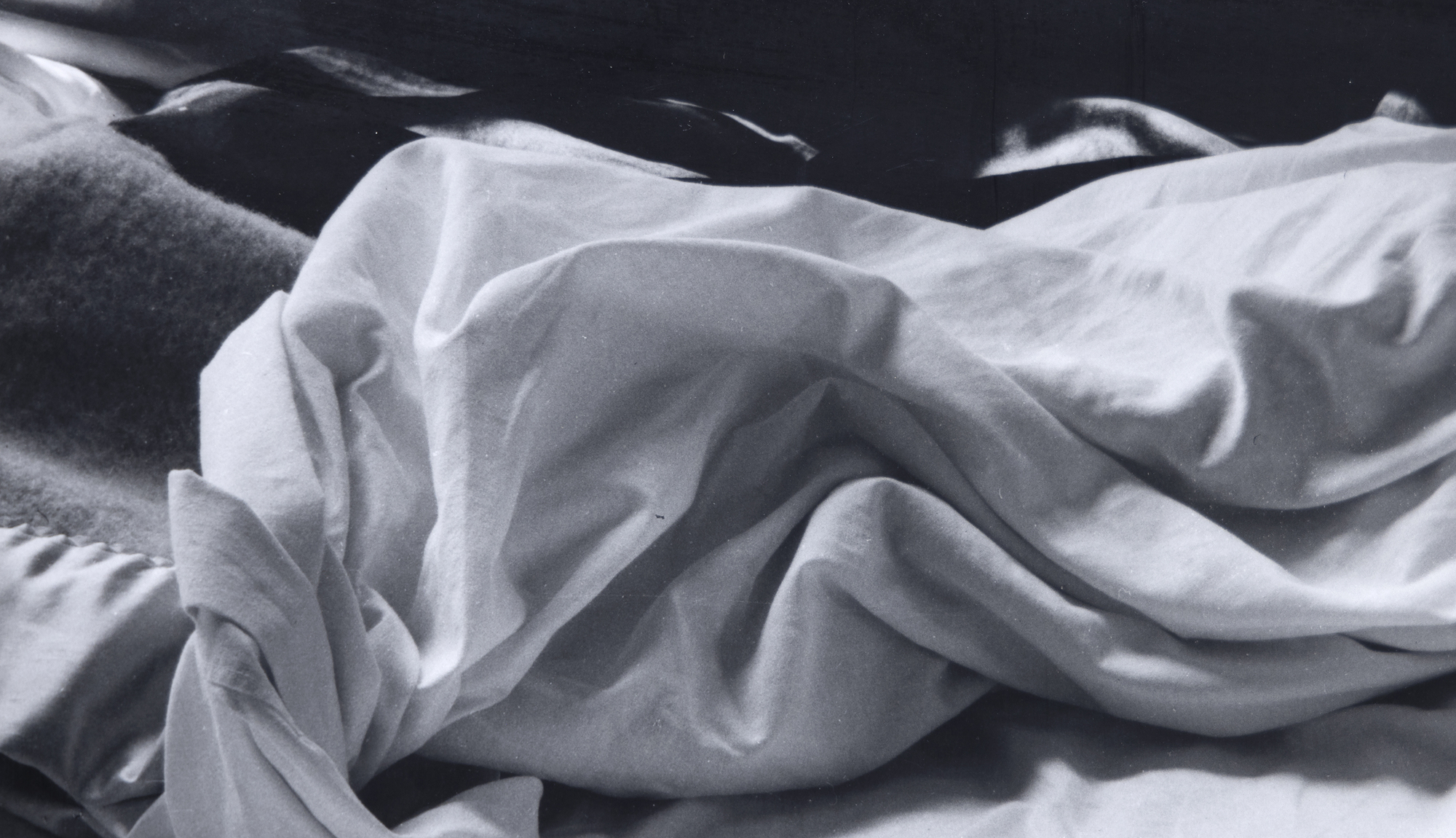 IMOGEN CUNNINGHAM - The Unmade Bed IMOGEN CUNNINGHAM - Le lit défait - épreuve à la gélatine argentique - 10 1/4 x 13 1/2 in.