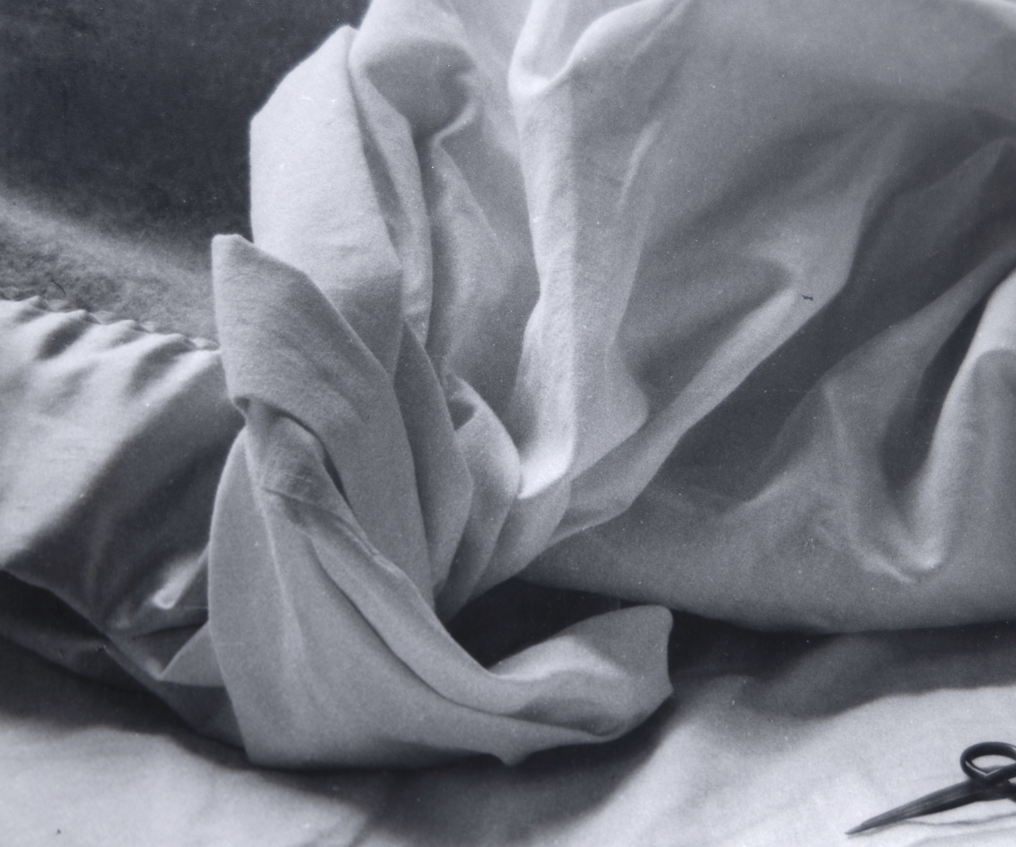 IMOGEN CUNNINGHAM - The Unmade Bed IMOGEN CUNNINGHAM - Le lit défait - épreuve à la gélatine argentique - 10 1/4 x 13 1/2 in.