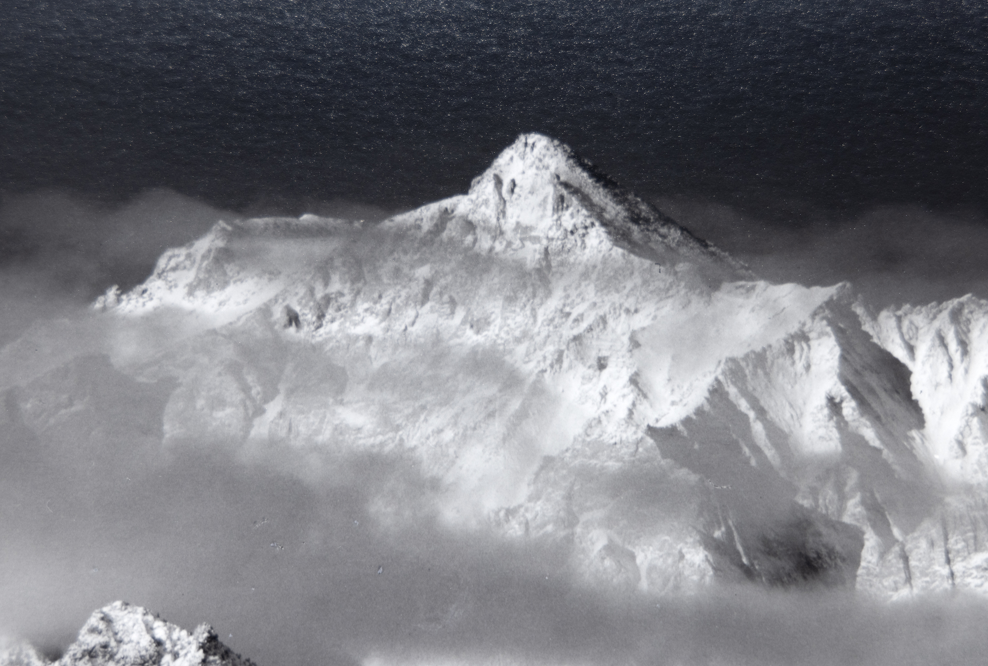 Ansel Adams&#039; Erkundung des Owens Valley und seine Ansichten der hoch aufragenden Ostseite der Sierra Nevada Mountains sind von immenser Bedeutung. Sie gehören zu den ikonischsten Fotografien, die es Adams ermöglichten, die majestätische Weite der Sierra Nevada zu erfassen und gleichzeitig einen lebendigen Eindruck von der Tiefe und Weite des trockenen Talbodens zu vermitteln. Mount Williamson, Sierra Nevada, vom Owens Valley aus fotografiert, wurde wahrscheinlich 1944 aufgenommen, kurz nach der Einführung des Zonensystems, das einen breiten Tonwertumfang und eine ausgewogene Belichtung mit Klarheit sowohl in den Lichtern als auch in den Schatten ermöglichte. Das vorliegende Exemplar, das im August 1978 gedruckt wurde, befindet sich in der Sammlung vieler Museen, gehört aber unter Sammlern zu den selteneren Abzügen von Ansel Adams.