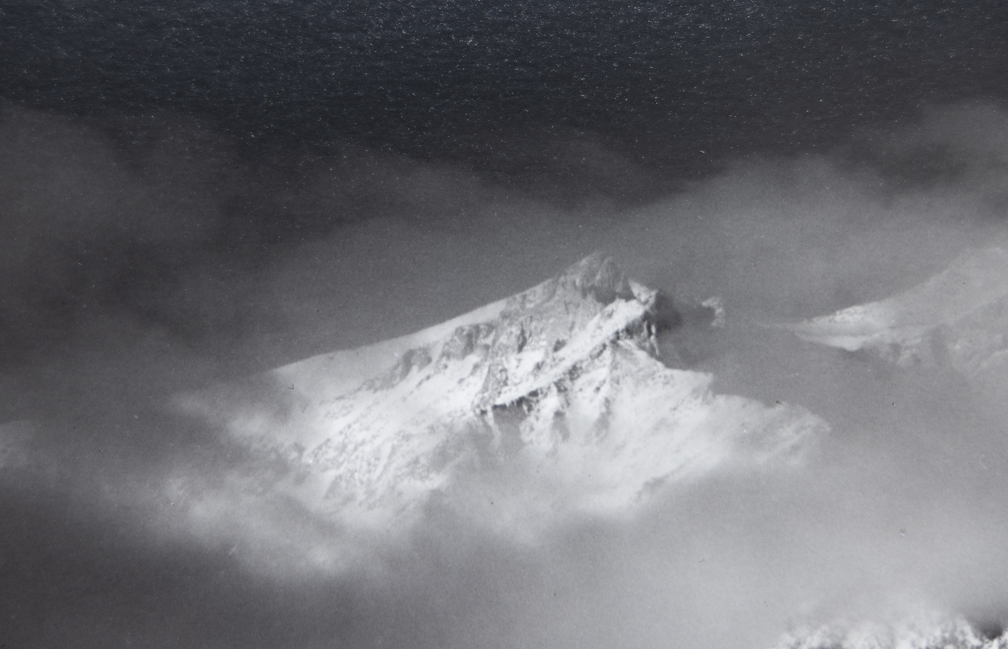 Ansel Adams&#039; Erkundung des Owens Valley und seine Ansichten der hoch aufragenden Ostseite der Sierra Nevada Mountains sind von immenser Bedeutung. Sie gehören zu den ikonischsten Fotografien, die es Adams ermöglichten, die majestätische Weite der Sierra Nevada zu erfassen und gleichzeitig einen lebendigen Eindruck von der Tiefe und Weite des trockenen Talbodens zu vermitteln. Mount Williamson, Sierra Nevada, vom Owens Valley aus fotografiert, wurde wahrscheinlich 1944 aufgenommen, kurz nach der Einführung des Zonensystems, das einen breiten Tonwertumfang und eine ausgewogene Belichtung mit Klarheit sowohl in den Lichtern als auch in den Schatten ermöglichte. Das vorliegende Exemplar, das im August 1978 gedruckt wurde, befindet sich in der Sammlung vieler Museen, gehört aber unter Sammlern zu den selteneren Abzügen von Ansel Adams.