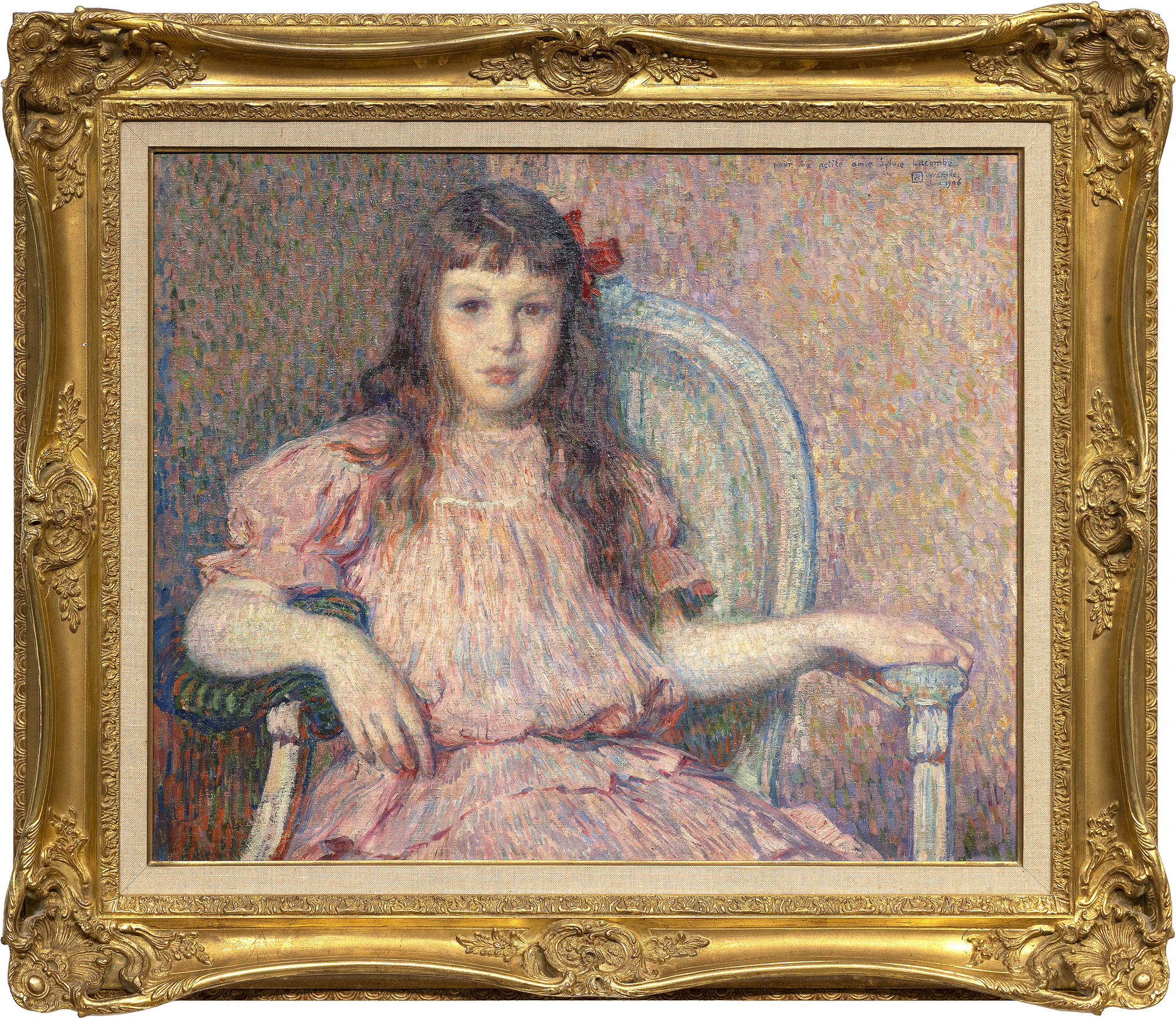 Théo van Rysselberghe的《Sylvie Lacombe肖像》画于1906年，是他那个时代最精致、最稳定的肖像画家之一的经典杰作。色彩和谐，笔触有力，适合其材料任务，她的身体和面容真实而露骨。坐着的人是他的好朋友，画家乔治-拉孔布的女儿，他与高更有着密切的联系，并且是Les Nabis的成员，与艺术家博纳尔、丹尼斯和维雅等人一起。我们现在知道了Sylvie Lacombe，因为Van Rysselberghe非常擅长渲染微妙的面部表情，通过仔细观察和关注细节，提供了对她内心世界的见解。他选择了一种直接的凝视，她的眼睛对着你的眼睛，无论我们与画作的物理关系如何，主体和观众之间都有一种不可避免的盟约。在画这幅肖像时，范-赖斯伯格已经基本放弃了点彩画法。但他继续运用色彩理论准则，用红色的色调--粉色和淡紫色--来衬托绿色，创造出一个和谐的互补色调，他在其中加入了一个强烈的点睛之笔--一个强烈饱和的红色蝴蝶结，不对称地放在她的头边。