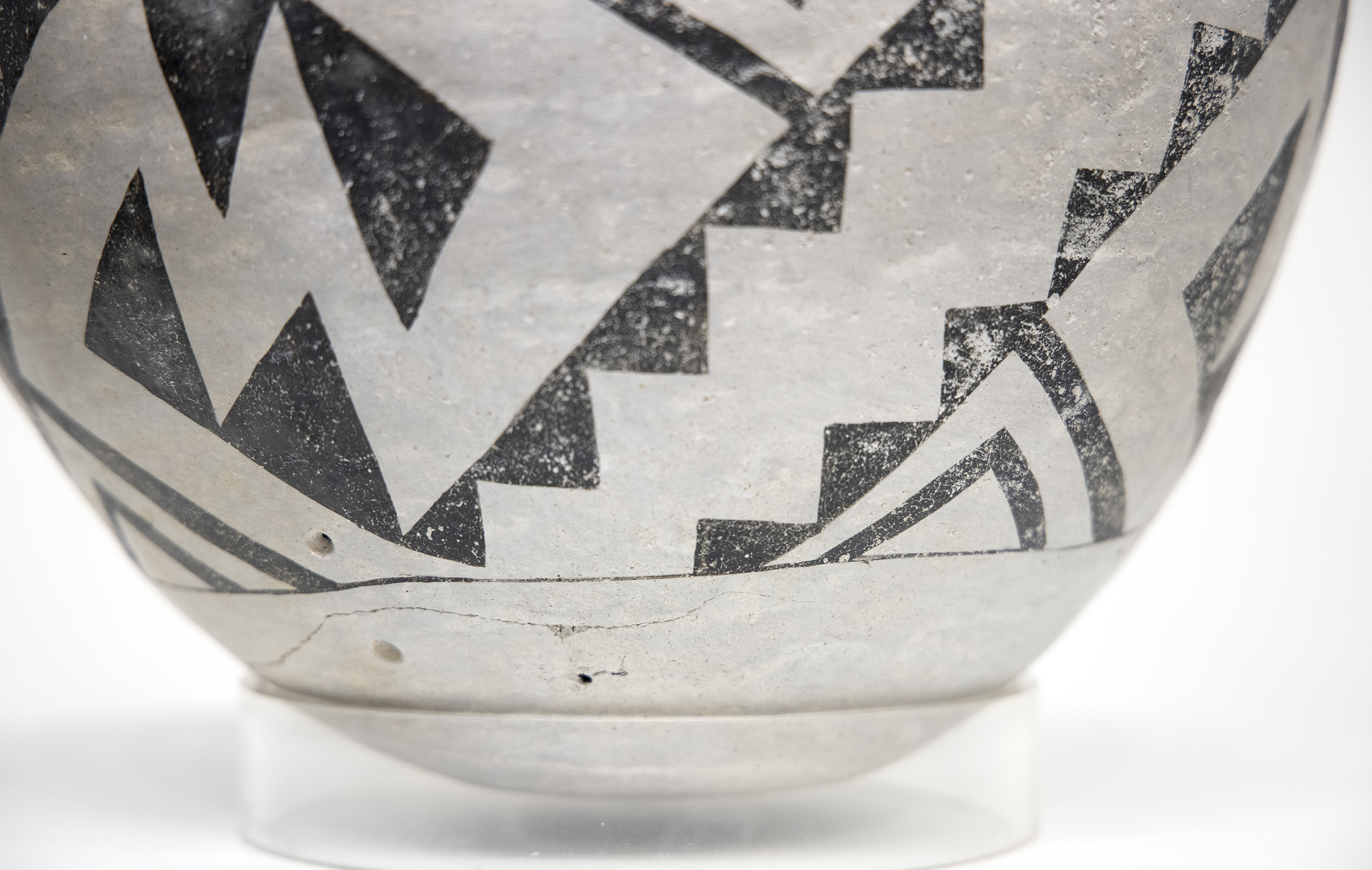 NATIVE AMERICAN - Socorro Black-on-White Storage Jar NATIVE AMERICAN - Socorro Black-on-White Storage Jar - painted clay pot - 16 x 14 x 14 in.