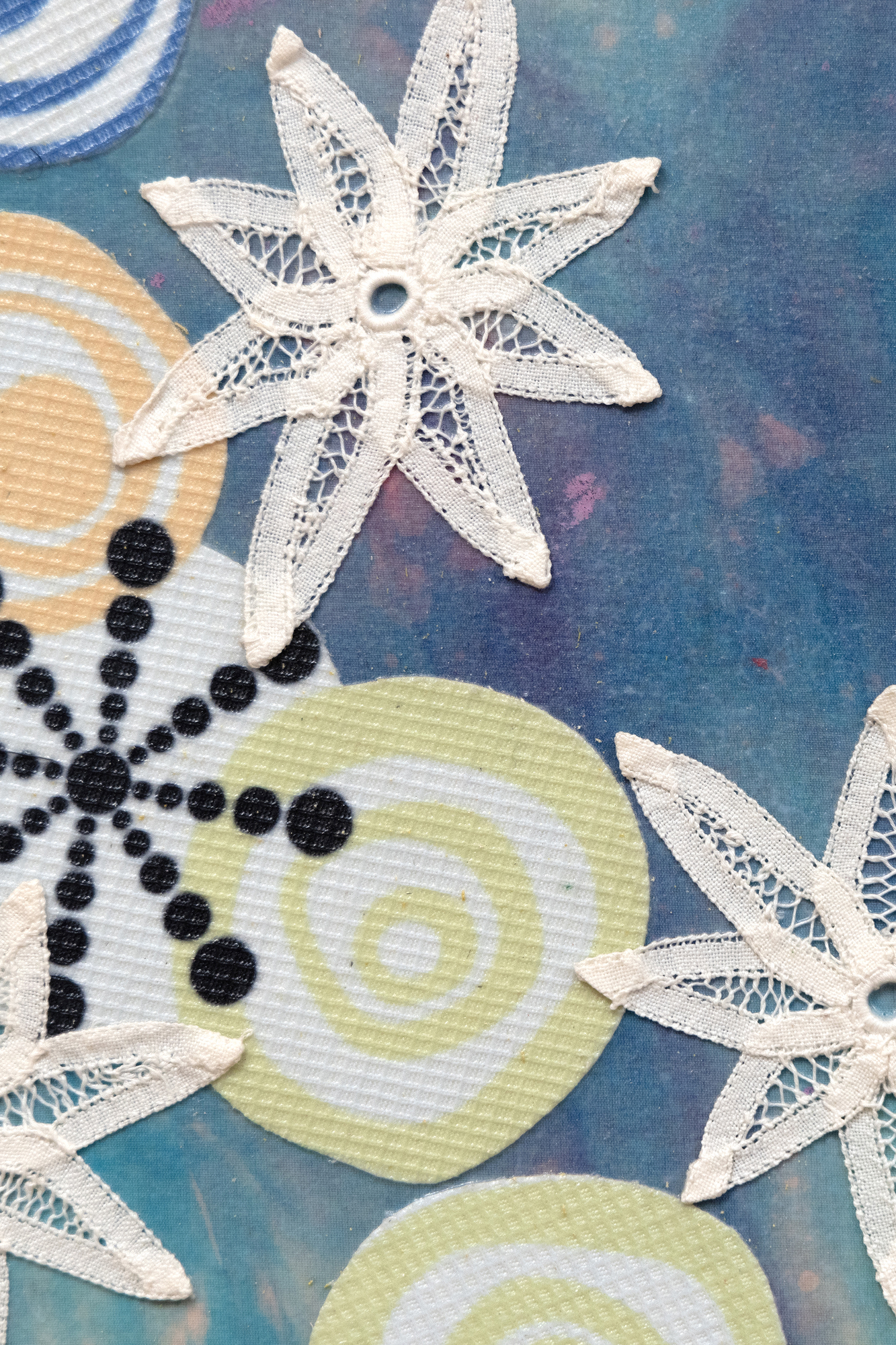 MERION ESTES - Sky Blue Sky MERION ESTES - Sky Blue Sky - Stoffcollage und Acrylfarbe auf Platte - 80 x 60 x 1 3/4 Zoll.