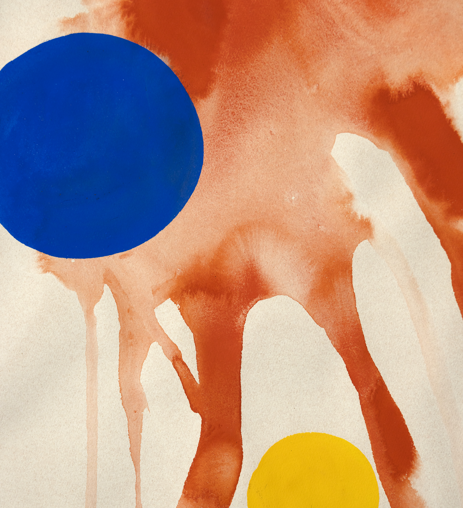 Rouge Mouille (Rojo mojado) de Alexander Calder presenta un fondo de círculos rojos, algunos dispersándose como explosiones, creando una sensación de enérgica expansión, y otros corriendo hacia abajo como si fueran estelas de un castillo de fuegos artificiales. Este animado telón de fondo está adornado con numerosas bolas redondas opacas, predominantemente negras, pero intercaladas con llamativas esferas azules, rojas y sutilmente amarillas. La colocación estratégica de las esferas de colores frente a los rojos explosivos capta el asombro y el espectáculo de un espectáculo de fuegos artificiales, transformando el cuadro en una metáfora visual de este acontecimiento deslumbrante y festivo. La obra resuena con emoción y vitalidad, encapsulando su belleza efímera en un medio estático.