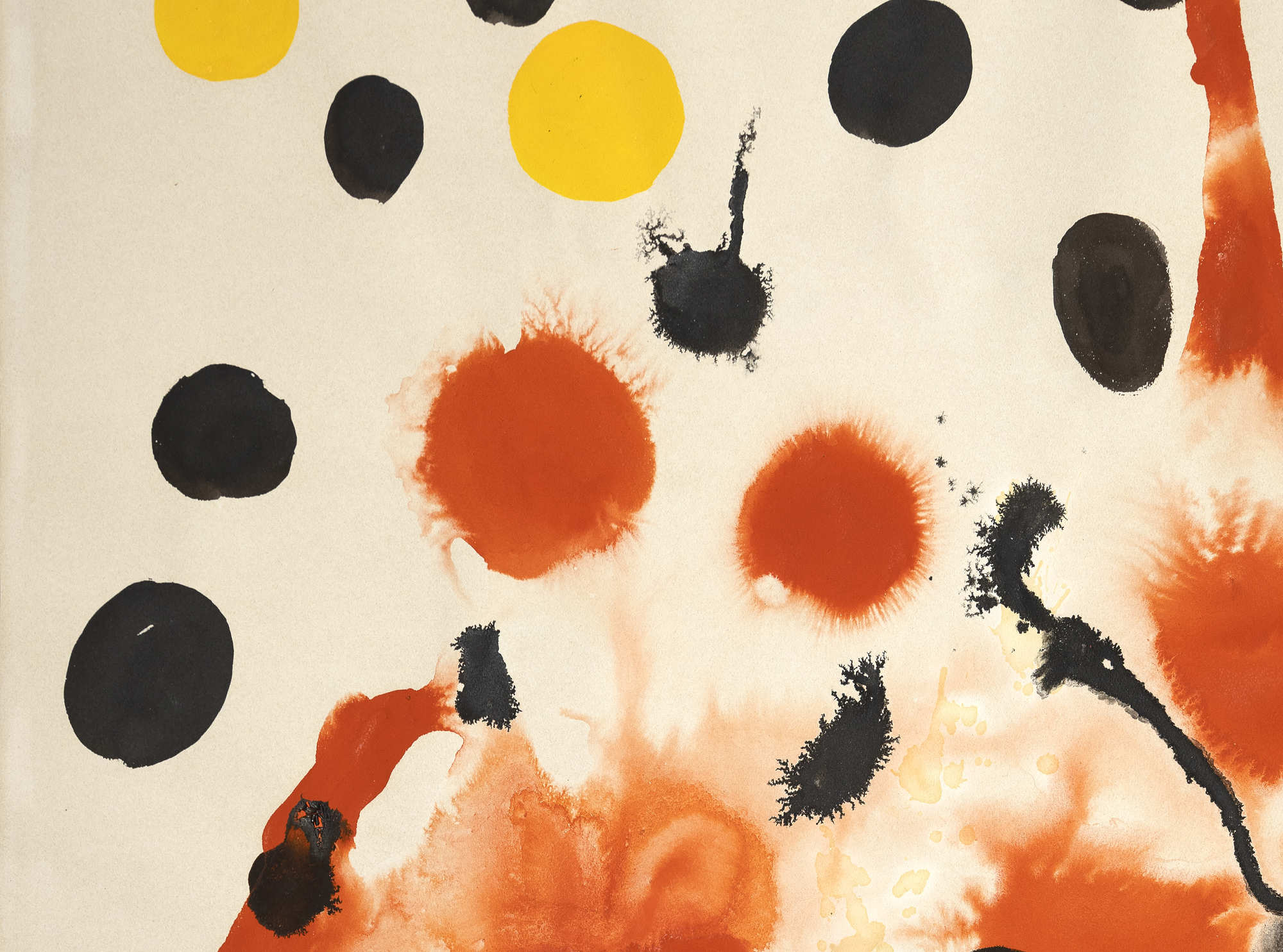 Rouge Mouille (Rojo mojado) de Alexander Calder presenta un fondo de círculos rojos, algunos dispersándose como explosiones, creando una sensación de enérgica expansión, y otros corriendo hacia abajo como si fueran estelas de un castillo de fuegos artificiales. Este animado telón de fondo está adornado con numerosas bolas redondas opacas, predominantemente negras, pero intercaladas con llamativas esferas azules, rojas y sutilmente amarillas. La colocación estratégica de las esferas de colores frente a los rojos explosivos capta el asombro y el espectáculo de un espectáculo de fuegos artificiales, transformando el cuadro en una metáfora visual de este acontecimiento deslumbrante y festivo. La obra resuena con emoción y vitalidad, encapsulando su belleza efímera en un medio estático.