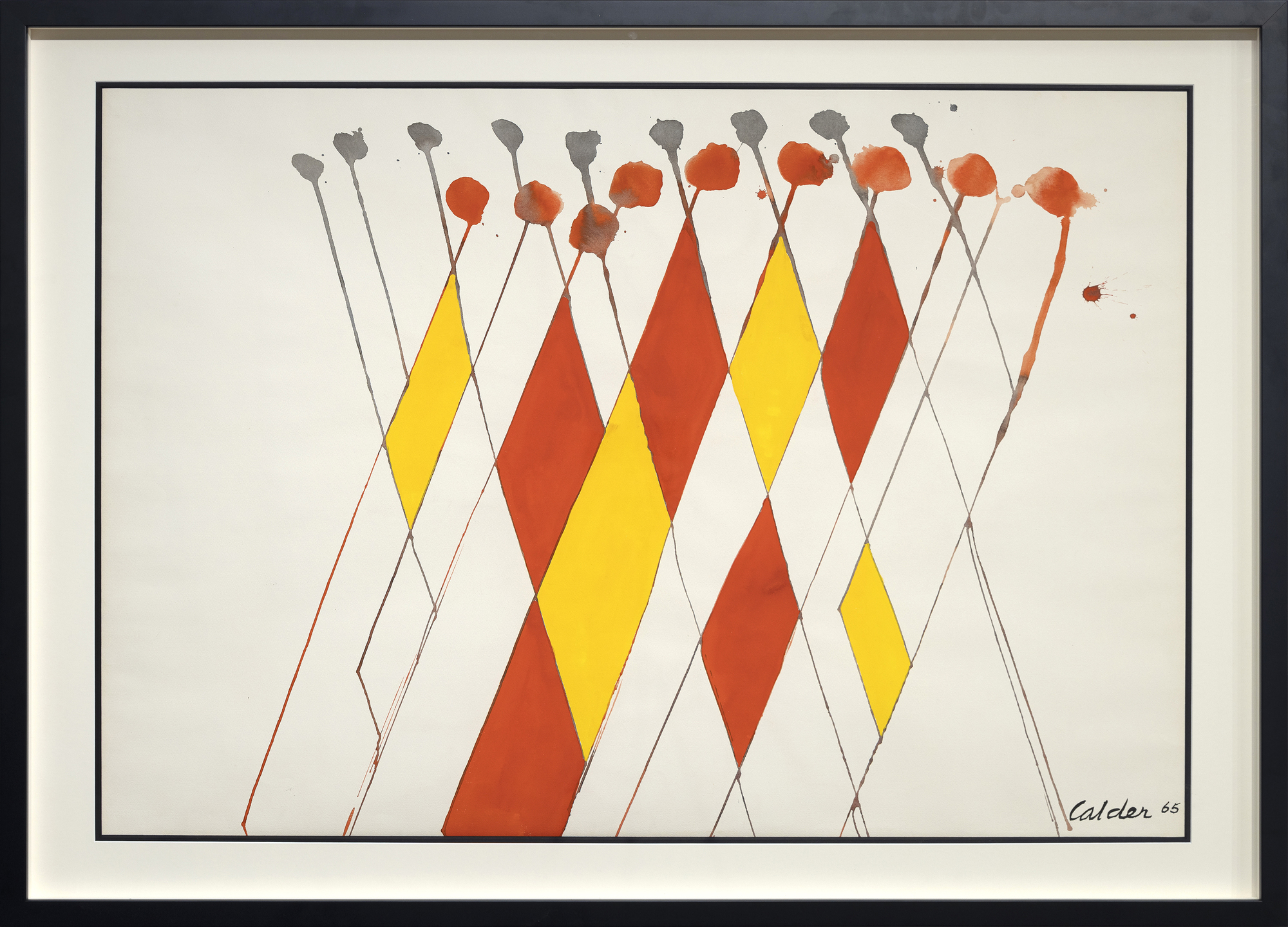 &quot;Wigwam rouge et jaune&quot;, une captivante peinture à la gouache d&#039;Alexander Calder, est une exploration vibrante du design et de la couleur. Dominée par un treillis de lignes diagonales se croisant près de leur point culminant, la composition dégage un équilibre dynamique. Calder introduit un élément de fantaisie avec des losanges rouges et jaunes, qui confèrent à l&#039;œuvre un caractère ludique et créent une atmosphère de fête. Les boules rouges au sommet des lignes de droite évoquent une impression de fantaisie, tandis que les petites sphères grises au sommet des lignes de gauche offrent un contraste et un équilibre. La fusion magistrale de la simplicité et des éléments de conception essentiels de Calder fait de Wigwam rouge et jaune un délice visuel.