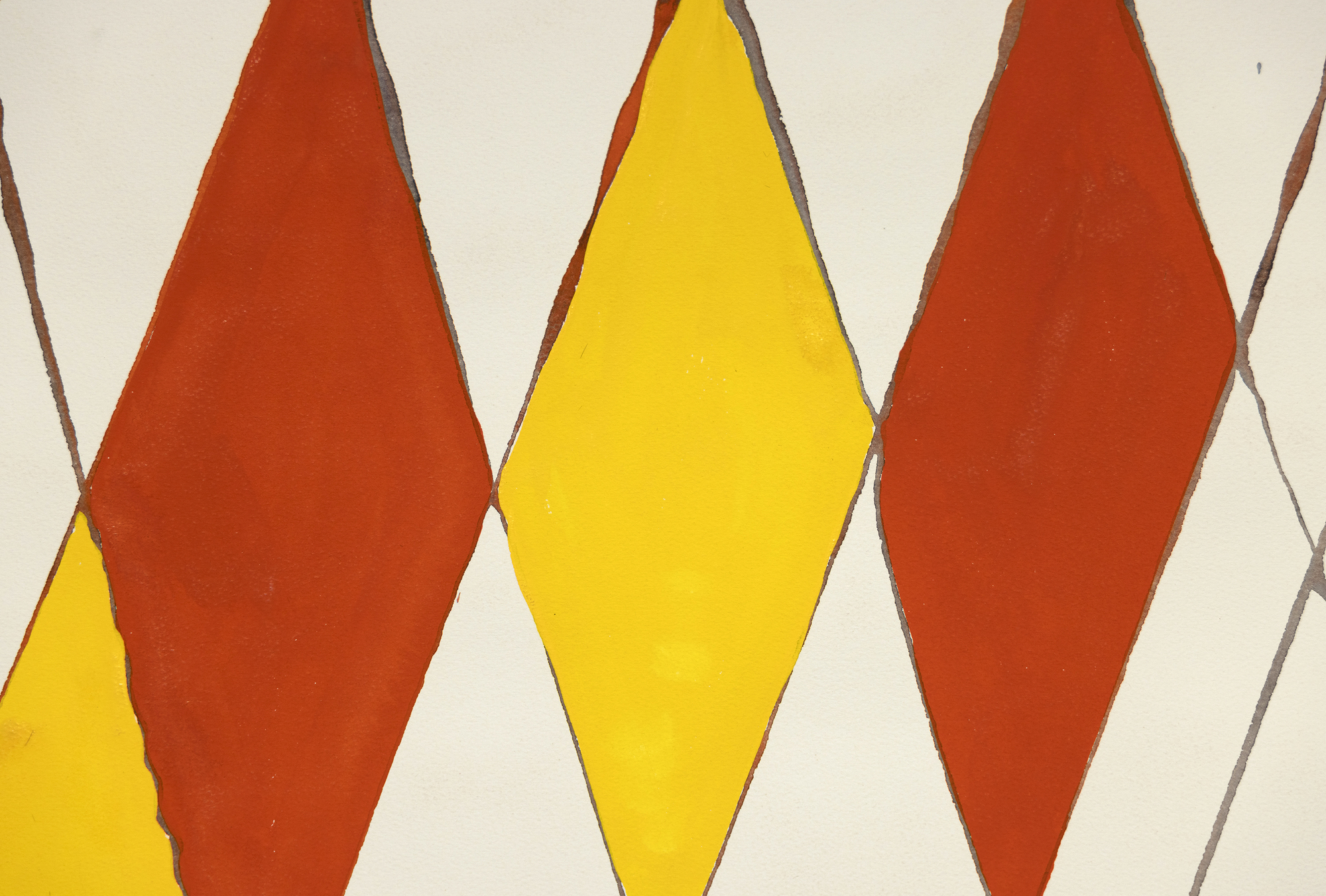 &quot;Wigwam rouge et jaune&quot;, une captivante peinture à la gouache d&#039;Alexander Calder, est une exploration vibrante du design et de la couleur. Dominée par un treillis de lignes diagonales se croisant près de leur point culminant, la composition dégage un équilibre dynamique. Calder introduit un élément de fantaisie avec des losanges rouges et jaunes, qui confèrent à l&#039;œuvre un caractère ludique et créent une atmosphère de fête. Les boules rouges au sommet des lignes de droite évoquent une impression de fantaisie, tandis que les petites sphères grises au sommet des lignes de gauche offrent un contraste et un équilibre. La fusion magistrale de la simplicité et des éléments de conception essentiels de Calder fait de Wigwam rouge et jaune un délice visuel.