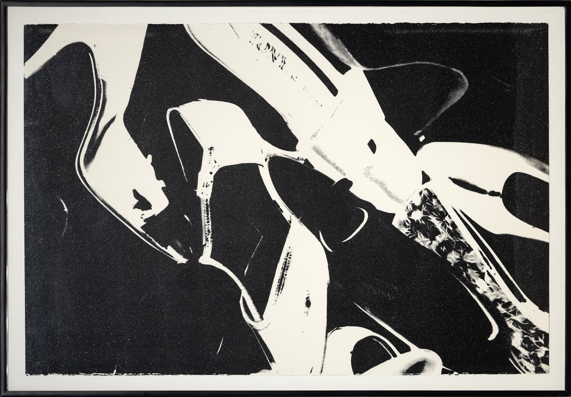 Andy Warhol es sinónimo del arte estadounidense de la segunda mitad del siglo XX y es conocido por sus icónicos retratos y productos de consumo, que mezclan la cultura popular y las bellas artes, redefiniendo lo que puede ser el arte y cómo nos acercamos a él. Aunque muchas de las obras de Warhol no representan a personas famosas, sus representaciones de objetos inanimados elevan a sus sujetos a un nivel de celebridad. Warhol representó por primera vez los zapatos al principio de su carrera, cuando trabajaba como ilustrador de moda, y volvió a tratar el tema en la década de 1980, combinando su fascinación por el consumismo y el glamour. Con su constante deseo de fusionar la alta y la baja cultura, Warhol eligió destacar algo tan omnipresente como los zapatos. El tema puede denotar pobreza o riqueza, función o moda. Warhol da un toque de glamour a los zapatos, cubriéndolos con una pátina de polvo de diamante brillante, difuminando aún más el significado entre la necesidad utilitaria y la pieza estilizada.