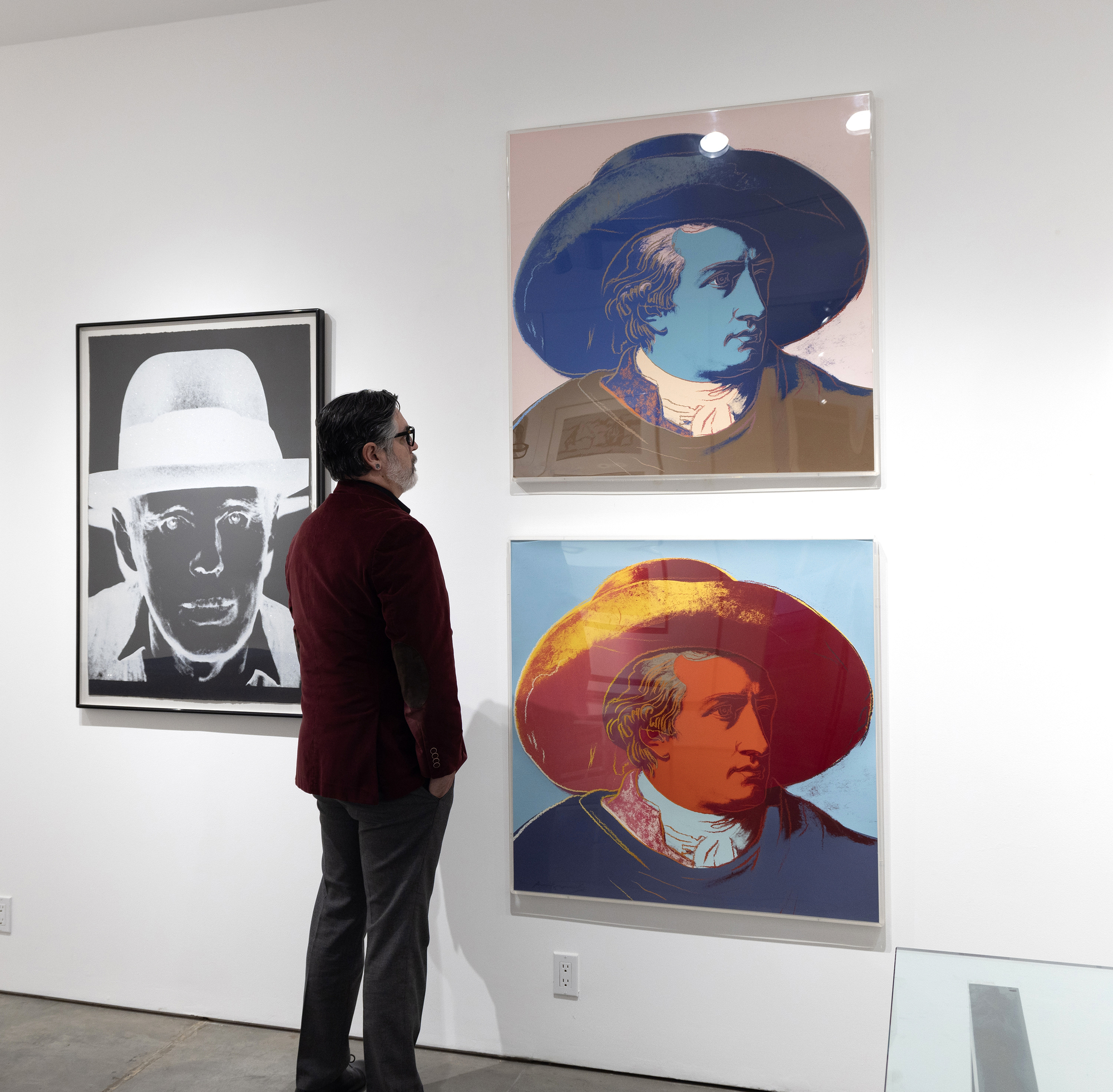 Andy Warhol, der für seine Faszination für Ruhm, Berühmtheit und kulturelle Ikonen bekannt ist, ging gelegentlich über seine Zeitgenossen hinaus und bezog historische Persönlichkeiten mit ein. Von besonderem Interesse sind Goethes Farbtheorien, die die Wahrnehmung von Farben und ihre psychologische Wirkung betonen und im Gegensatz zum vorherrschenden, auf der Newtonschen Physik basierenden Verständnis von Farbe als wissenschaftlichem Phänomen stehen. Obwohl es keine direkte Verbindung gibt, dass Goethes Farbtheorie Warhol direkt dazu inspiriert hat, ihn als Sujet auszuwählen, unterstreicht sie thematisch, wie wir Warhols Kunst als Auseinandersetzung mit historischen Traditionen betrachten, um eine Verbindung zwischen ihren jeweiligen Bereichen und Epochen zu symbolisieren. In diesem Sinne ist das Werk eine Hommage und eine zeitübergreifende Zusammenarbeit, die Warhols Bildsprache mit Goethes Bewusstsein für Farbe als starkes, stimulierendes Element der Wahrnehmung verbindet.