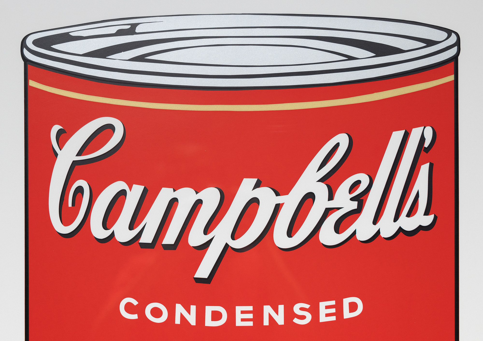 Andy Warhols Campbell&#039;s Soup Cans Serie markiert einen entscheidenden Moment in seiner Karriere und der Pop Art Bewegung. Die Serie, bestehend aus 32 Leinwänden, die jeweils eine andere Geschmacksrichtung zeigen, revolutionierte die Kunstwelt, indem sie alltägliche Konsumgüter in den Status der hohen Kunst erhob. Der Siebdruck Pepper Pot aus dem Jahr 1968 zeigt den für ihn typischen Stil mit leuchtenden, flachen Farben und sich wiederholenden Bildern, die für die Massenproduktion und die Konsumkultur charakteristisch sind. Der Siebdruck, eine kommerzielle Technik, passt zu Warhols Interesse, die Grenzen zwischen hoher Kunst und kommerzieller Kunst zu verwischen und künstlerische Werte und Wahrnehmungen in Frage zu stellen.